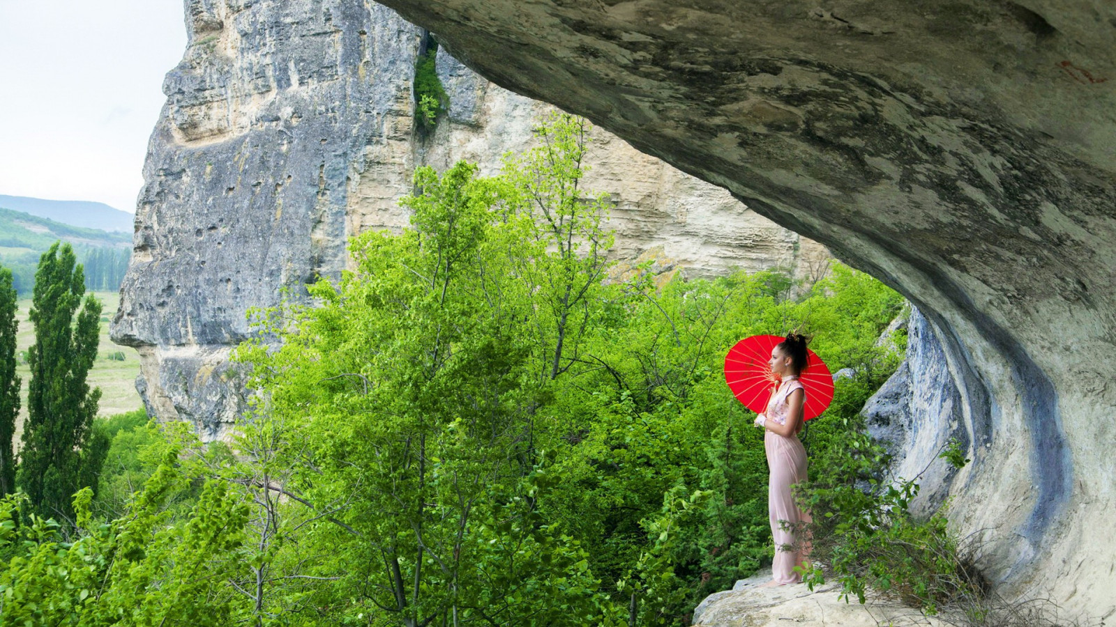 stromy, krajina, les, ženy venku, ženy, model, dlouhé vlasy, Skála, Příroda, bruneta, asijský, deštník, kopce, útes, vidět skrz oblečení, koňský ohon, Terén, dobrodružství, pohoří