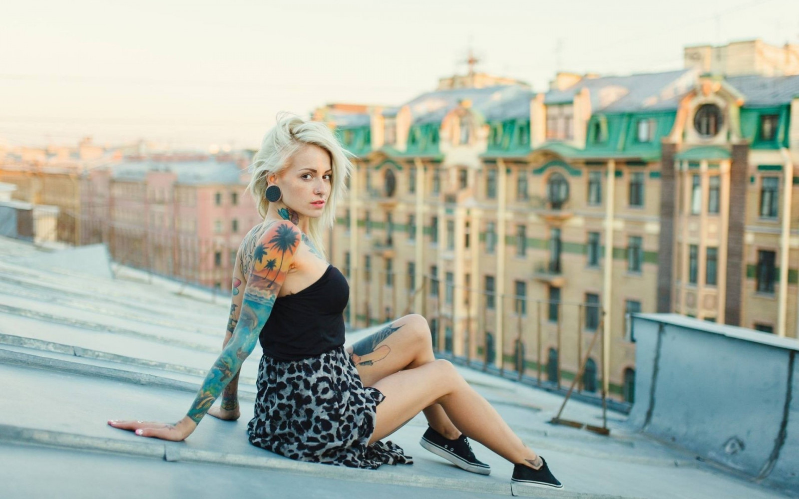 ženy, model, blondýnka, při pohledu na diváka, nohy, šaty, tetování, modrý, móda, střechy, jaro, Bantik Boy, oblečení, dovolená, barva, dívka, krása, sezóna, volný čas, fotografie, obuv, focení