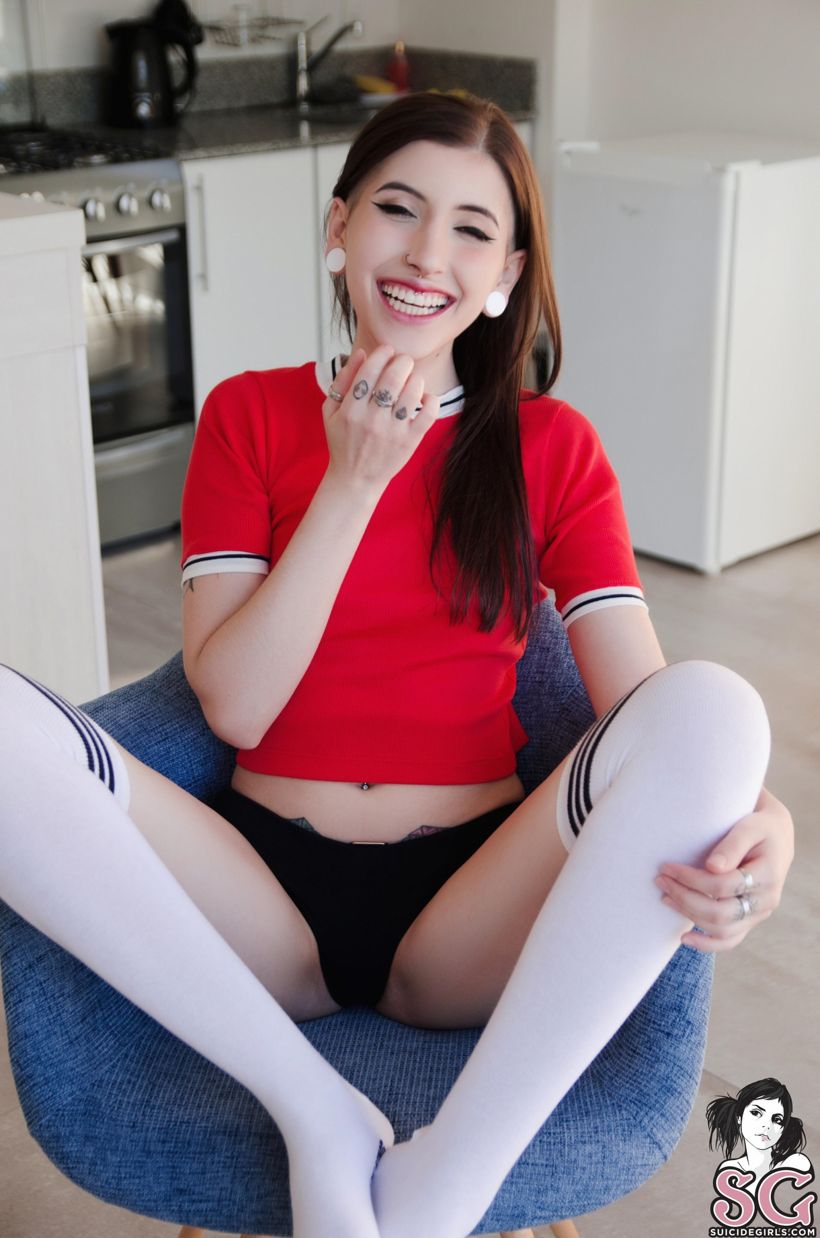 Nemhain, ženy, model, bruneta, portrét, uvnitř, usmívající se, tričko, břicho, propíchnuté pupek, kalhotky, černé kalhotky, punčochy, podkolenky, kroužky v nose, kroužky, sedící, roztáhnout nohy, hloubka pole, suicidegirls, Ženy uvnitř, inked girls, tetování