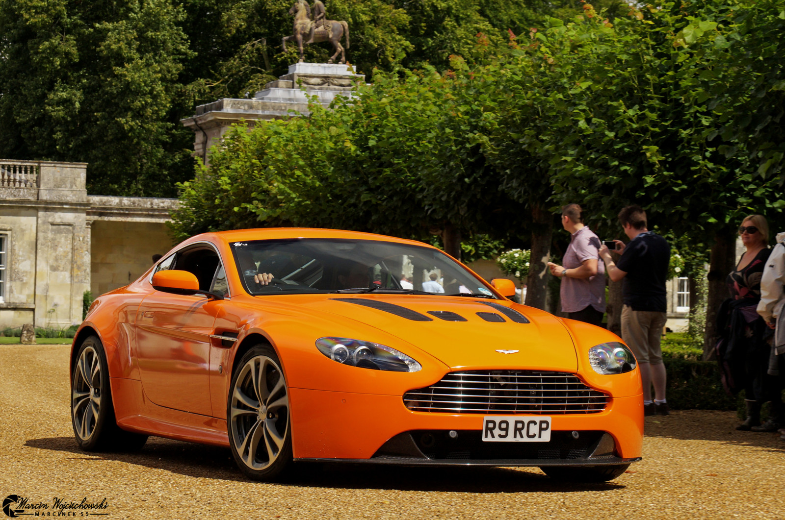 Londýn, auto, vozidlo, silnice, fotografování, Supercars, Anglie, oranžový, Sony, sportovní auto, kupé, výkon auta, unikátní, Hypercar, exotický, Aston Martin Vanquish, Aston Martin Vantage, Salisbury, 55, barva, rostlina, kolo, cars, 57, okraj, klasický, špinění, aston, Martin, superauto, rychle, Angličtina, výhoda, sportovní auto, exotické, v12, Hyperauta, sportcars, autogespot, A57, Marcinek, gespot, Wilton, pozemní vozidla, automobilového designu, luxusní vůz, kompaktní vůz, osobní luxusní automobil, městské auto, exoticsonroad, aston martin dbs v12, Aston Martin V8 Vantage 2005, Aston Martin Virage, Aston Martin V8, automotive wheel system