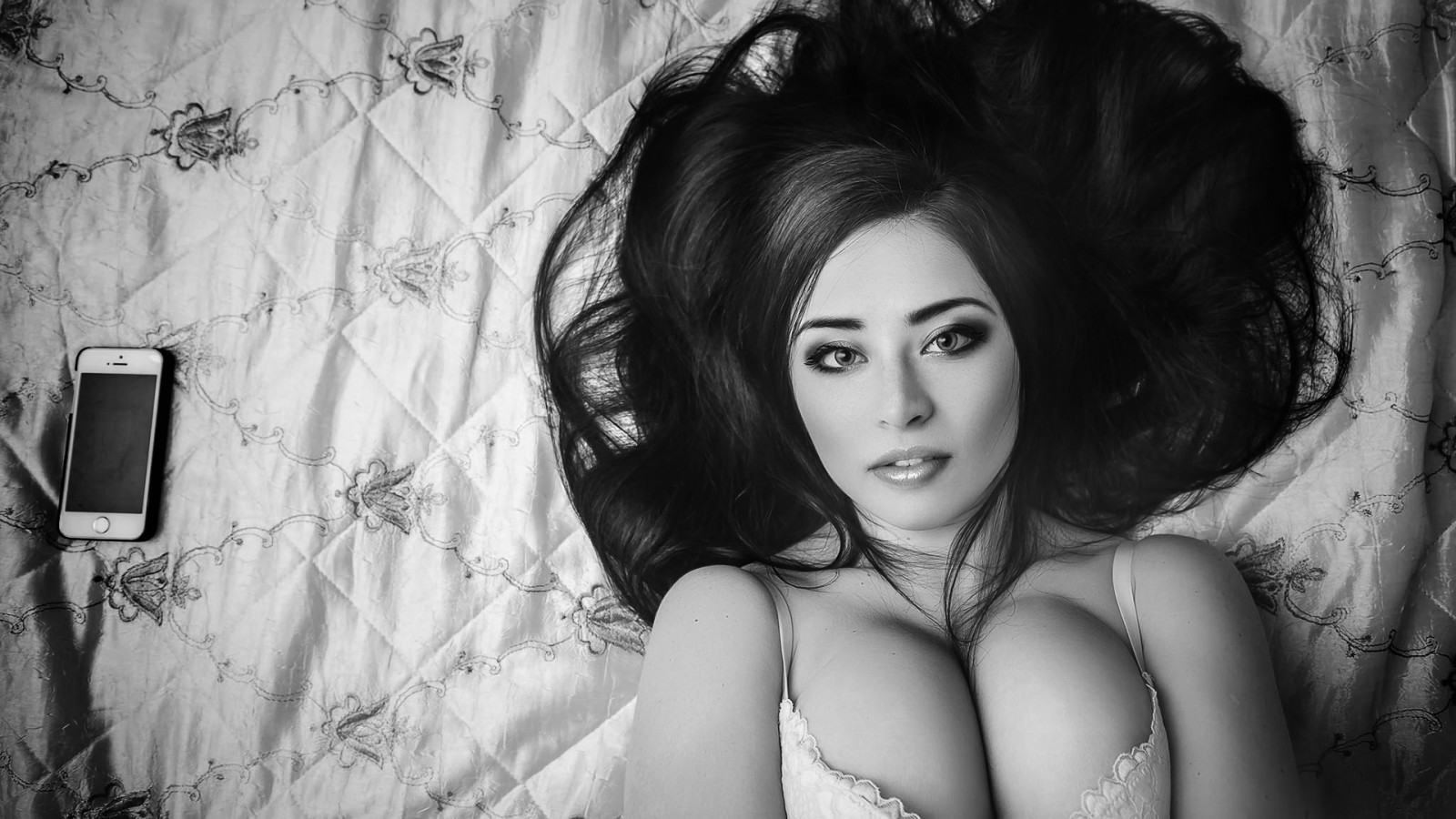 tvář, bílý, Černá, ženy, černobílý, model, portrét, dlouhé vlasy, v posteli, fotografování, velká prsa, šaty, ležící na zádech, výstřih, podprsenka, móda, Osoba, dívka, krása, oko, žena, dáma, fotografie, Černý a bílý, monochromatické fotografování, portrétní fotografie, focení, hnědé vlasy, umění model