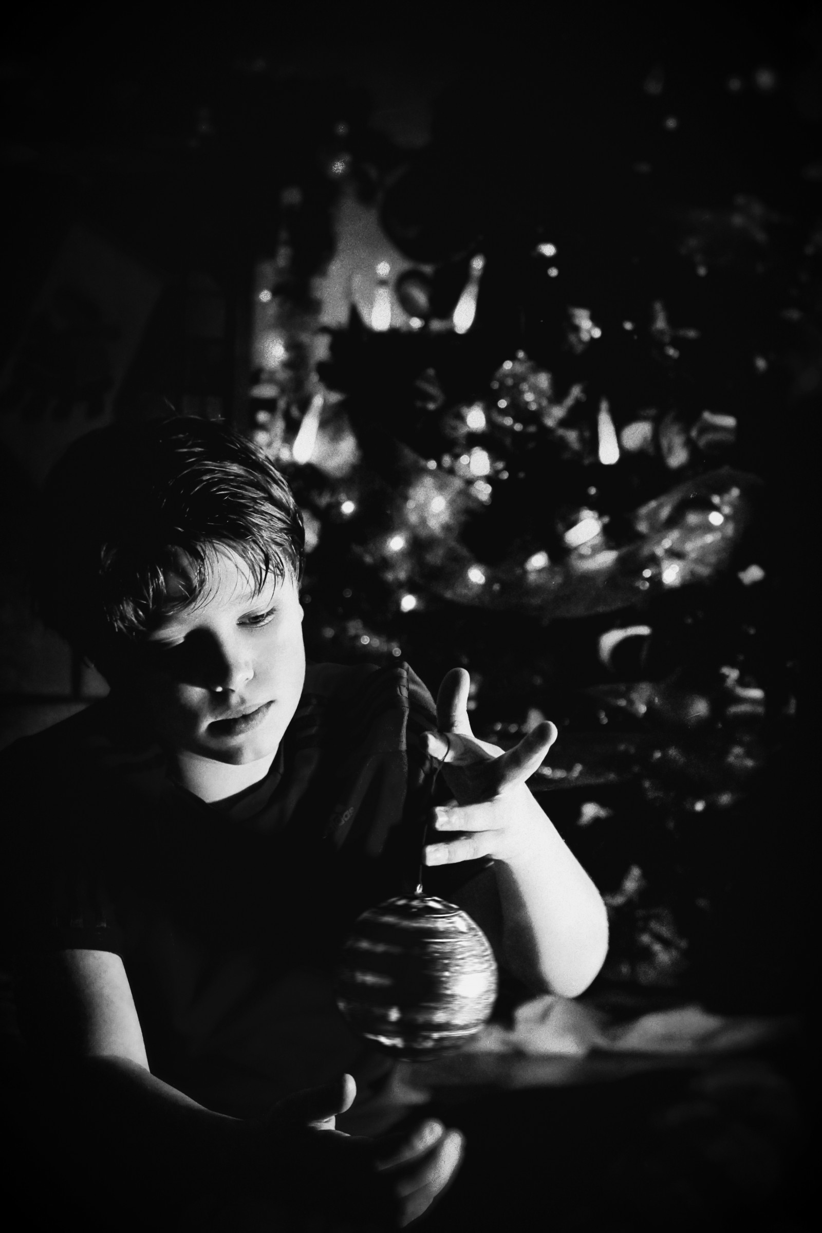 světla, kontrast, bílý, Černá, černobílý, portrét, temný, fotografování, Vánoce, bokeh, Hračka, ornament, hrací, nízký, Mono, světlo, Černý a bílý, stíny, chlapec, děti, klíč, tělesné, Vánoce, dekorace, vánoční strom, tma, Černý a bílý, monochromatické fotografování, Film noir