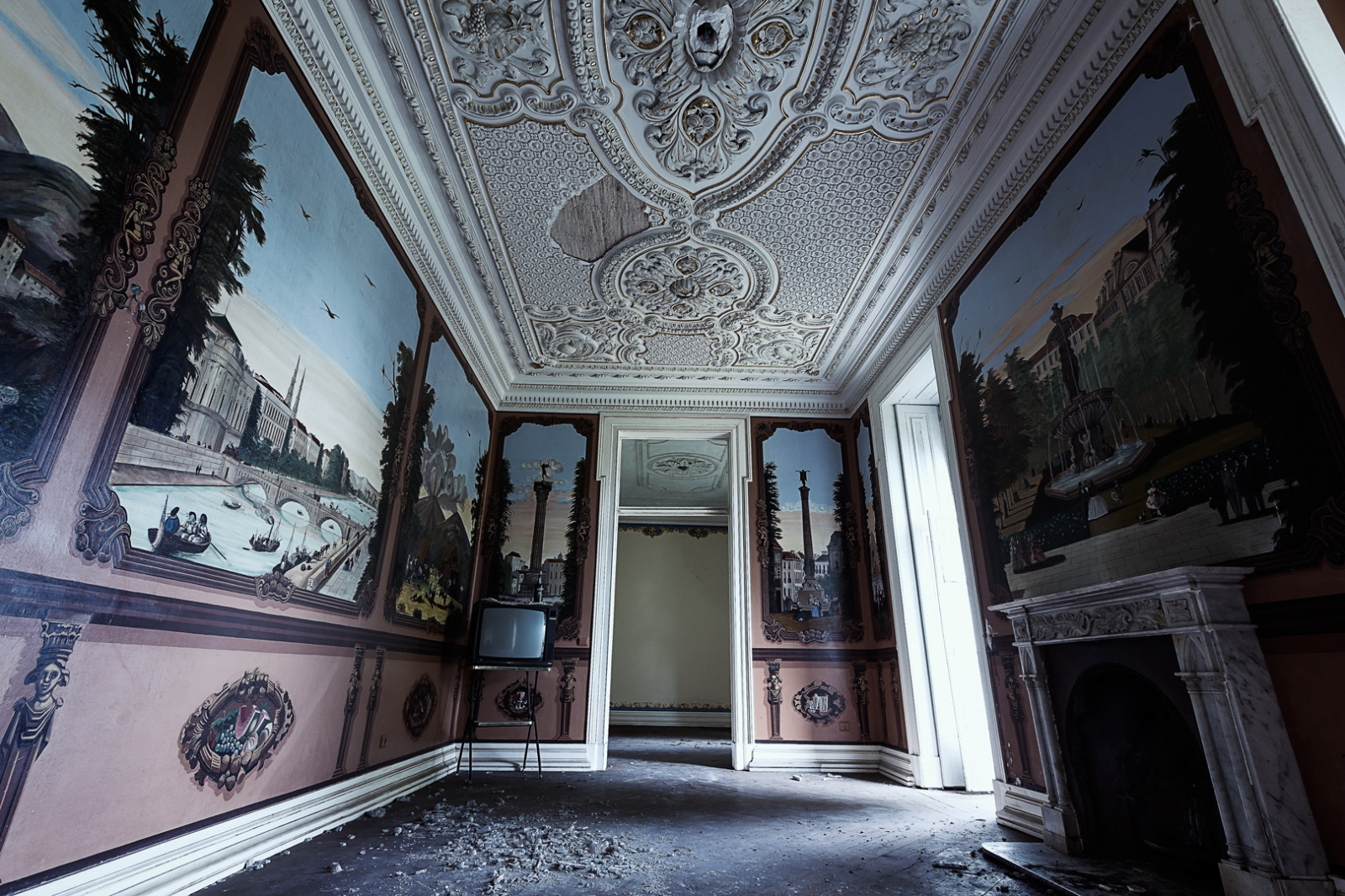 vindue, arkitektur, by-, bygning, forladt, himmel, skygge, træ, symmetri, hus, ildsted, fjernsyn, Indretning, henfald, udforskning, Portugal, palads, Urbex, ejendom, lys, malerier, etage, opgive, vægge, loft, milepæl, døre, facade, byområde, turistattraktion, gulve, dagslys, stock photography