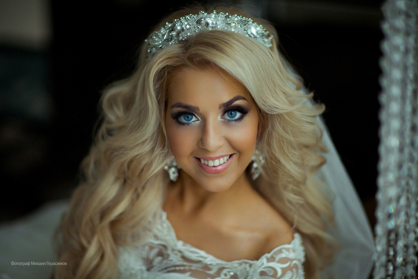 tvář, ženy, model, blondýnka, dlouhé vlasy, modré oči, šaty, usmívající se, móda, vlasy, Mihail Gerasimov, Hračka, panenka, oblečení, supermodelka, krása, oko, nevěsta, blond, závoj, účes, talár, focení, hnědé vlasy