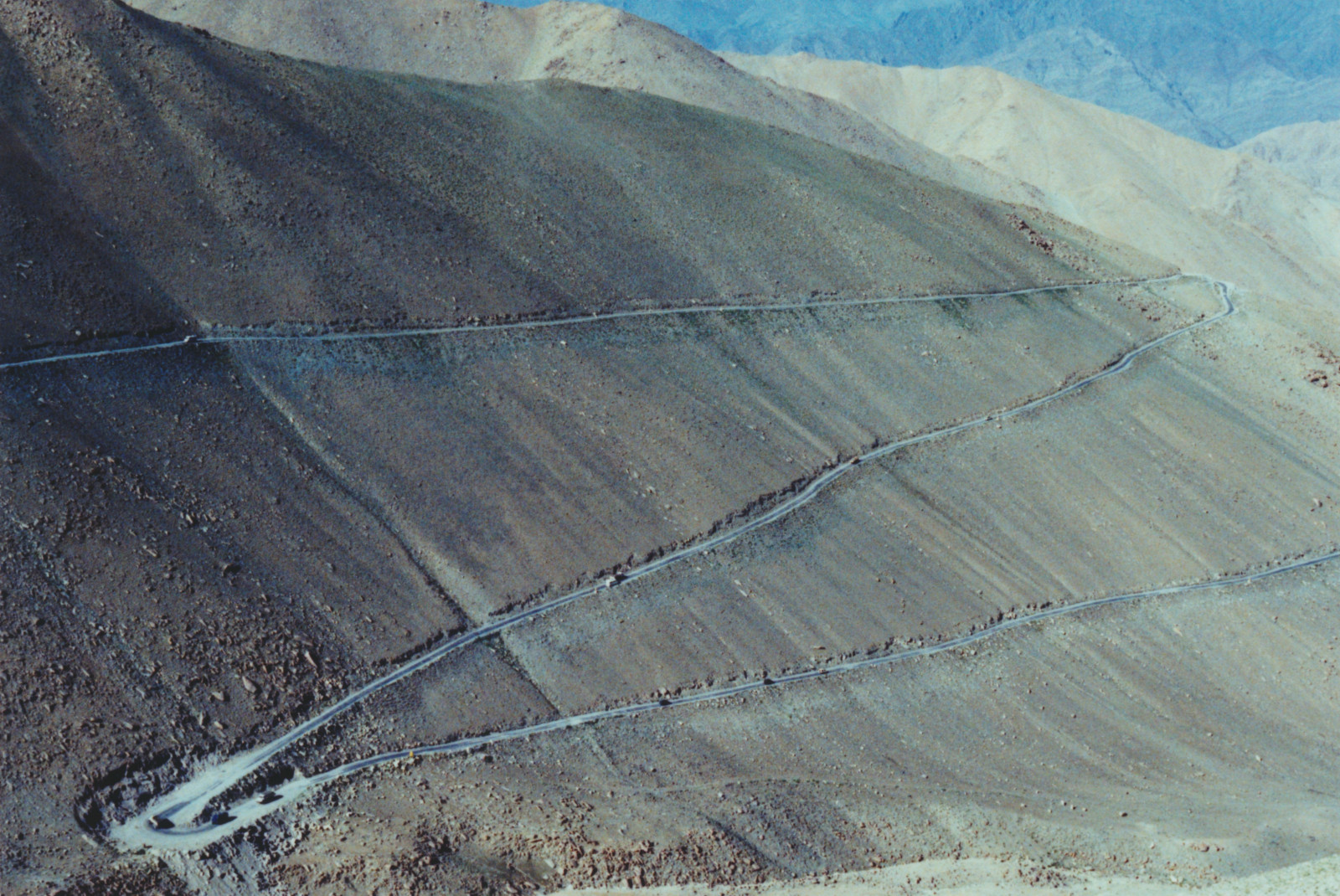 landskab, bjerge, bakke, natur, sand, himmel, vej, Indien, Canon, sommer, bjergpasset, 35MM, tundra, plateau, dannelse, Ladakh, ryg, Fejl, Terræn, rejse, bjerg, udforske, analog, fuji, eventyr, XPRO, highland, jord, geologi, geologisk fænomen, bjergkæde, wadi, faldt, Badlands, økoregion, crossprocessed, elevation, skrænt, slidefilm, outcrop, FTB, alluvial fan