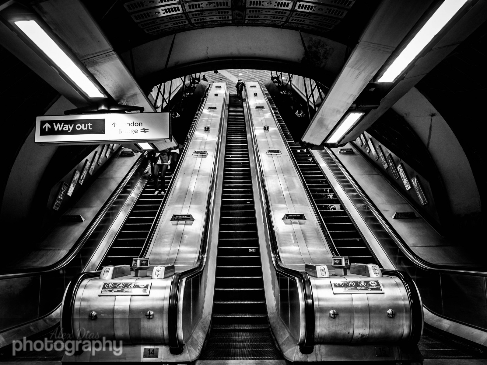 sort og hvid, rulletrappe, monokrom fotografering, fotografering, monokrom, offentlig transport, symmetri, hovedstadsområde, bil, metropol