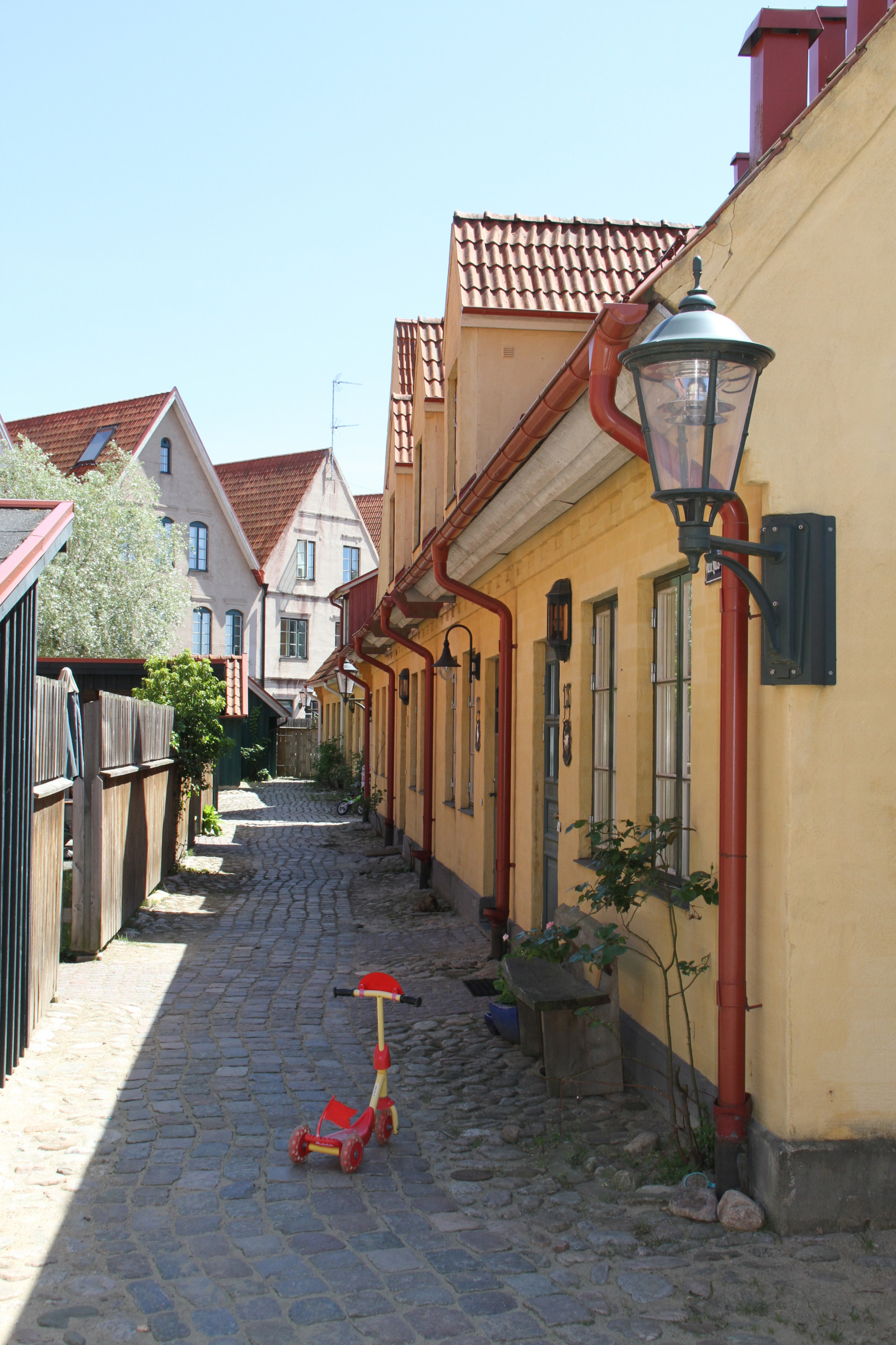 ulice, architektura, budova, silnice, Dům, vesnice, město, chodník, chalupa, infrastruktura, alej, Jakriborg, domů, fasáda, lidské osídlení, sousedství, obytný prostor, vlastnictví