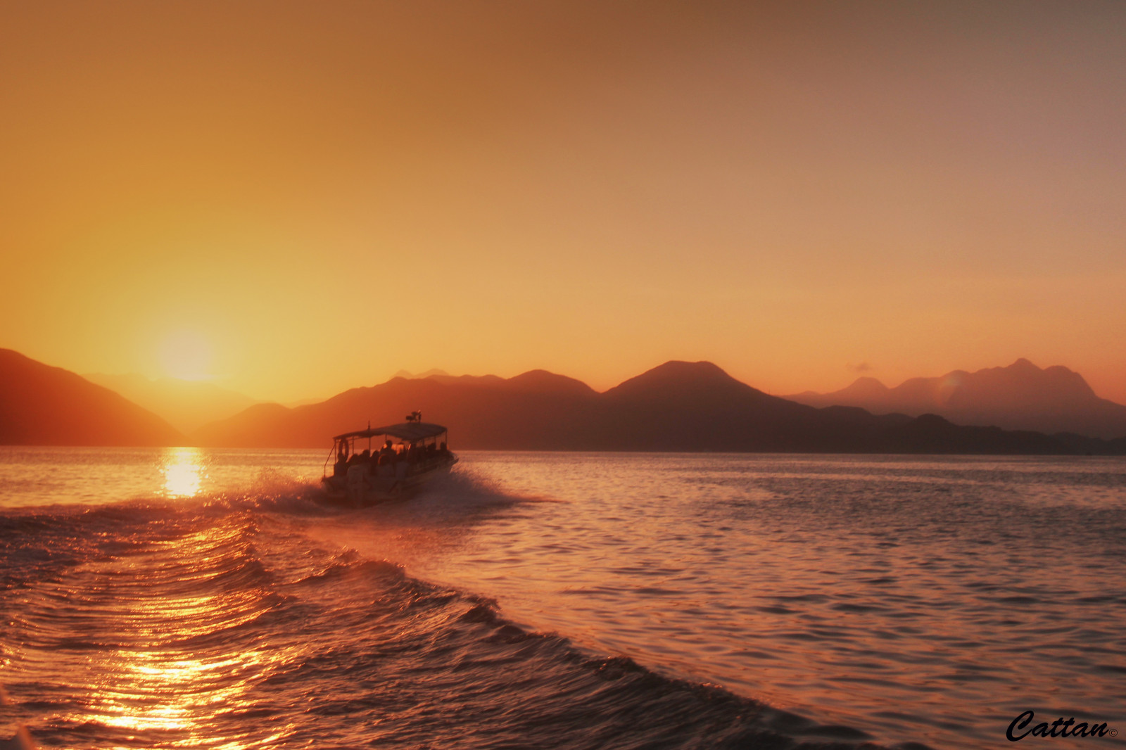 západ slunce, moře, člun, naturephotography, Příroda, Příroda, Travelblogger, Cestování, travelphotography, cestovat, hory, mountainscape, waterscape, landscapephotography, krajina