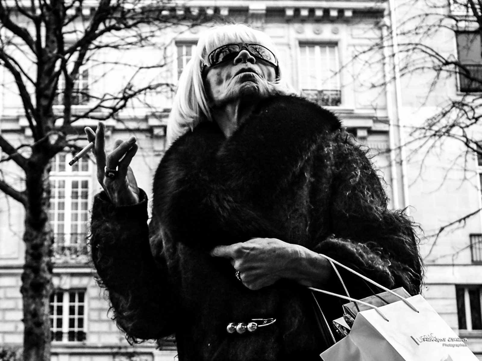 tvář, stromy, lidé, bílý, Černá, černobílý, ulice, sluneční brýle, budova, socha, móda, Francie, srst, Paříž, Noir, vrásky, Olympus, tělesné, styl, fotografie, cigareta, streetphotography, blanc, OMD, upřímný, kabát, nb, sáčky, babička, babička, Černý a bílý, monochromatické fotografování