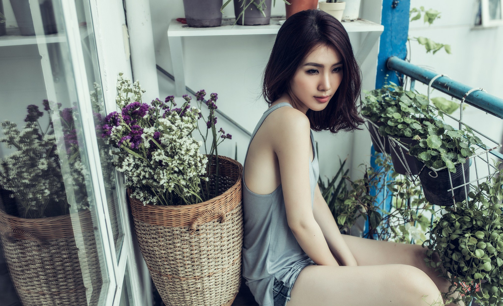 Kvinder, model, blomster, langt hår, asiatisk, sidder, fotografering, kjole, blå, sort hår, altan, mode, hår, forår, Person, tøj, blomst, pige, skønhed, kvinde, dame, ben, billede, frisure, Photo shoot, brunt hår, menneskelige legeme, lår