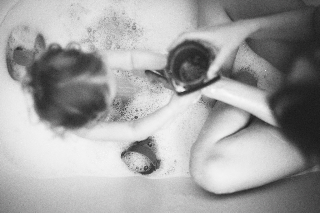 koupelna, koupel, vana, voda, mateřství, Matka, žena, dítě, nokton, 35MM, F12, Leica, t.t., typ, 240, Voigtlander