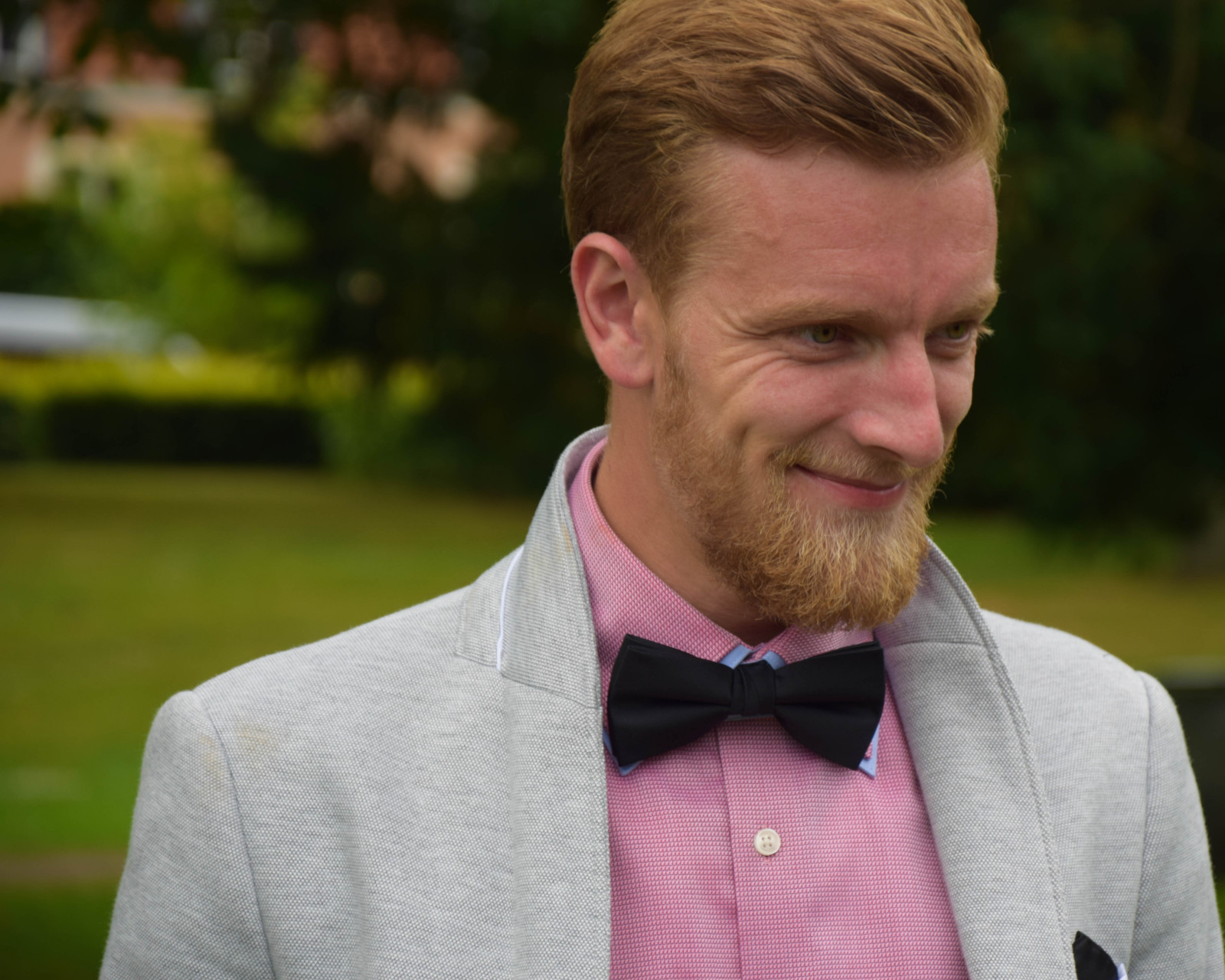 alberi, persone, ritratto, cielo, nuvole, verde, capelli, Persona, Danimarca, all'aperto, Sorriso, uomo, nozze, bryllup, Lolland, br Llop, saksk bing, jackogmichelle, michelleogjack, maschio, acconciatura, fotografia di ritratto, espressione facciale, peli del viso, professione, cittadino anziano