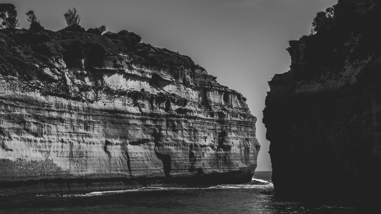 acqua, cielo, risorse idriche, nube, natura, montagna, bedrock, bianco e nero, coastal and oceanic landforms, corpo d'acqua, stile, alveo, Terreno, orizzonte, Formazione, vento onda, paesaggio, promontorio, Natural landscape, monocromo, puntellare, fotografia in bianco e nero, affioramento, Klippe, calma, Colpa, roccia, costa, geologia, onda, scarpata, albero, mantellina, oceano, natura selvaggia, suono, riflessione, scogliera, baia, stock photography, erosione, oscurità, davanzale, sera, insenatura, promontorio, baia, mare, marea, collina, spiaggia, città, vacanza, ansa, tropici, Turismo
