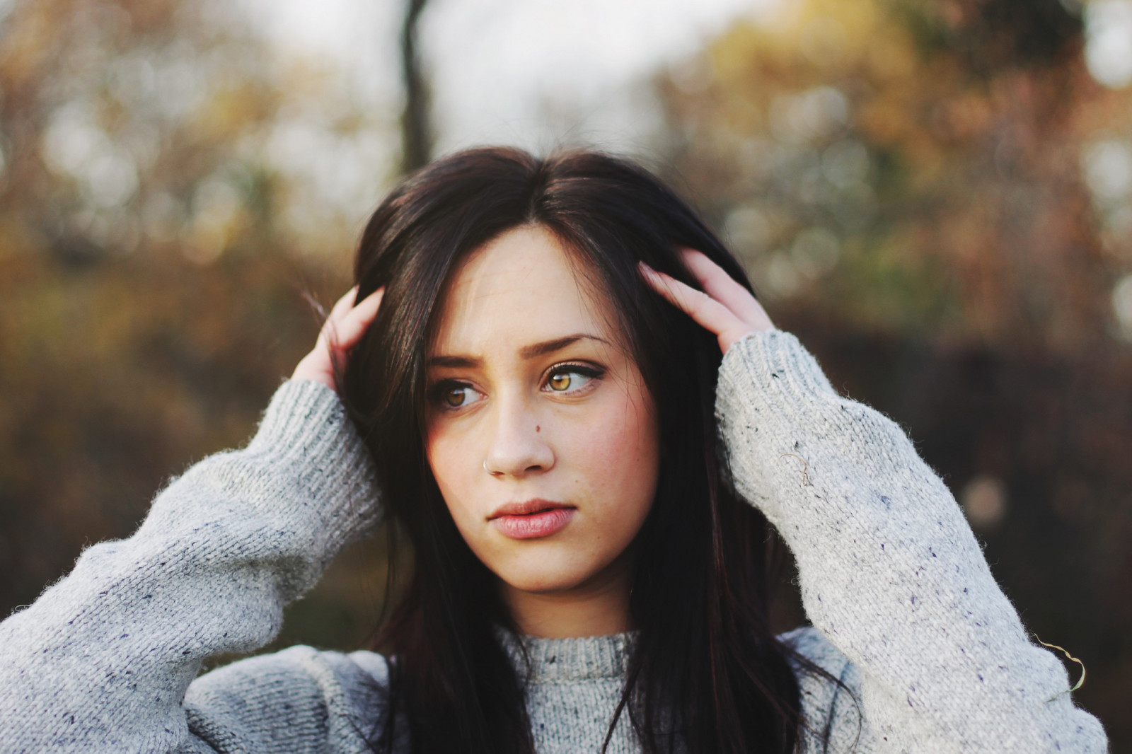 tvář, ženy, model, portrét, kroužky v nose, odvrátila, bruneta, zima, fotografování, šaty, hnědé oči, ruce na hlavu, svetr, móda, jaro, Osoba, kůže, hlava, dívka, krása, oko, žena, dáma, fotografie, portrétní fotografie, focení