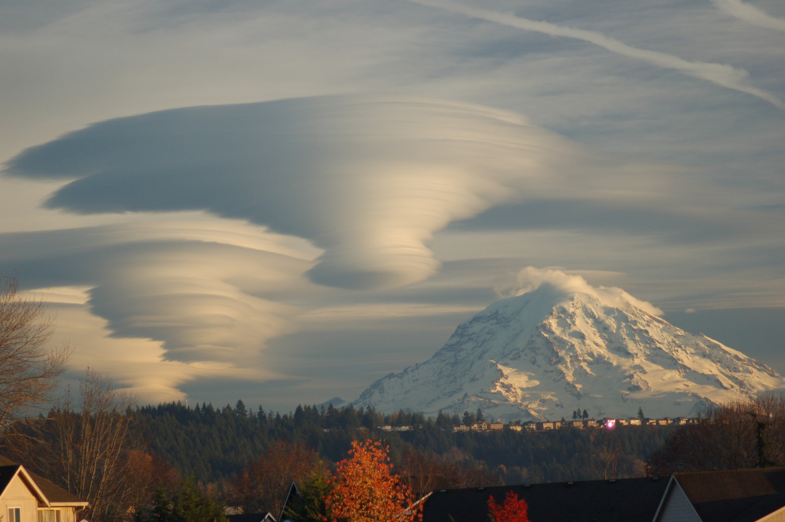 solljus, träd, landskap, skog, bergen, kulle, natur, himmel, snö, vinter-, moln, hus, kväll, morgon-, horisont, atmosfär, usa, hustak, mount scenery, Washington state, snöig berg, linsformade moln, moln, träd, Berg, gryning, dagtid, högland, 3008x2000 px, jordens atmosfär, bergskedja, meteorologiska fenomen, föll, stackmoln, fenomen