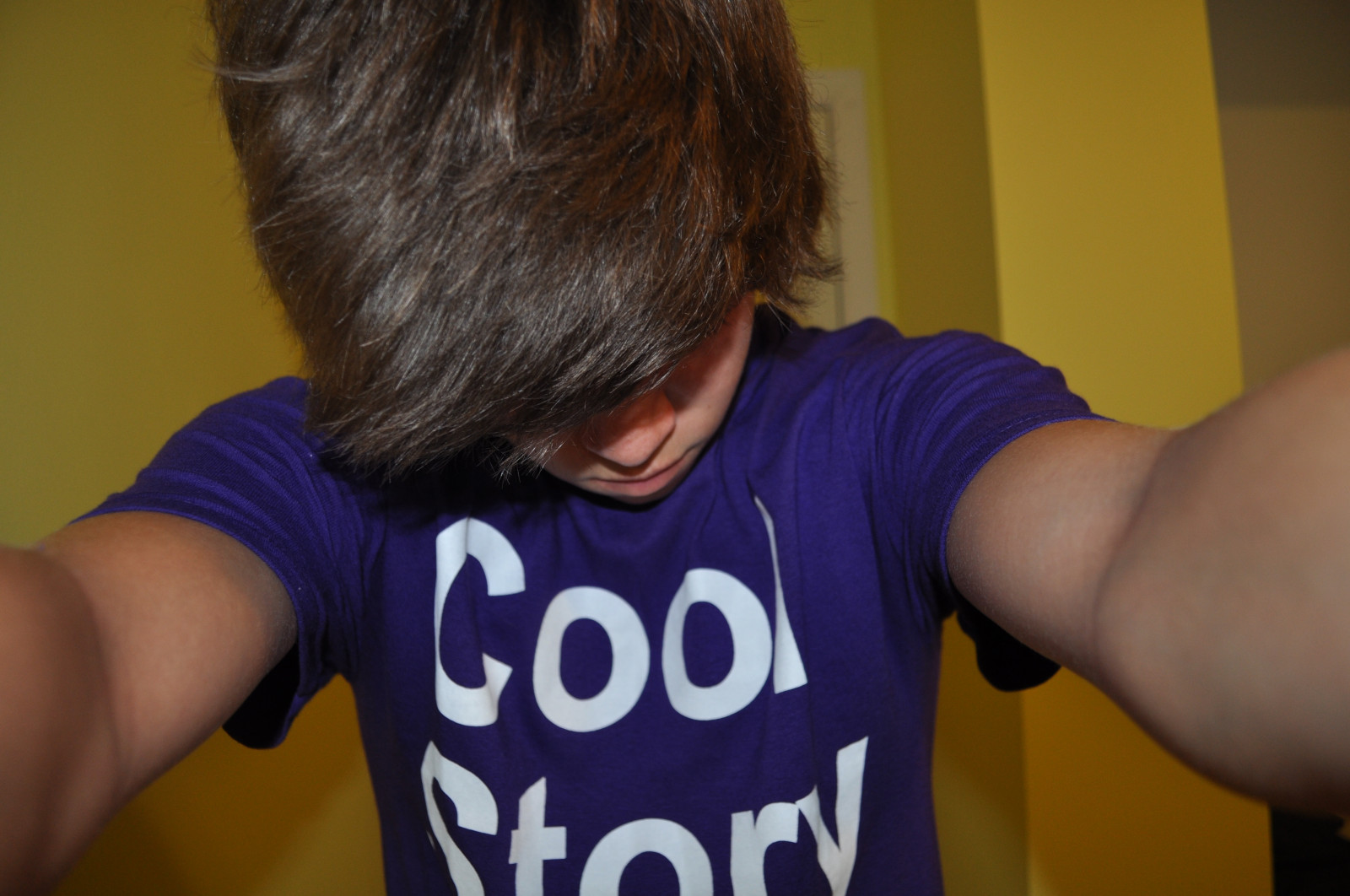 maglietta, giallo, blu, capelli, felicità, comune, Bro, freddo, ragazza, Sorriso, storia, mano, divertimento, dito, gamba, Tumblr, muscolo, collo, braccio, acconciatura, spalla, addome, corpo umano, organo, Quailty