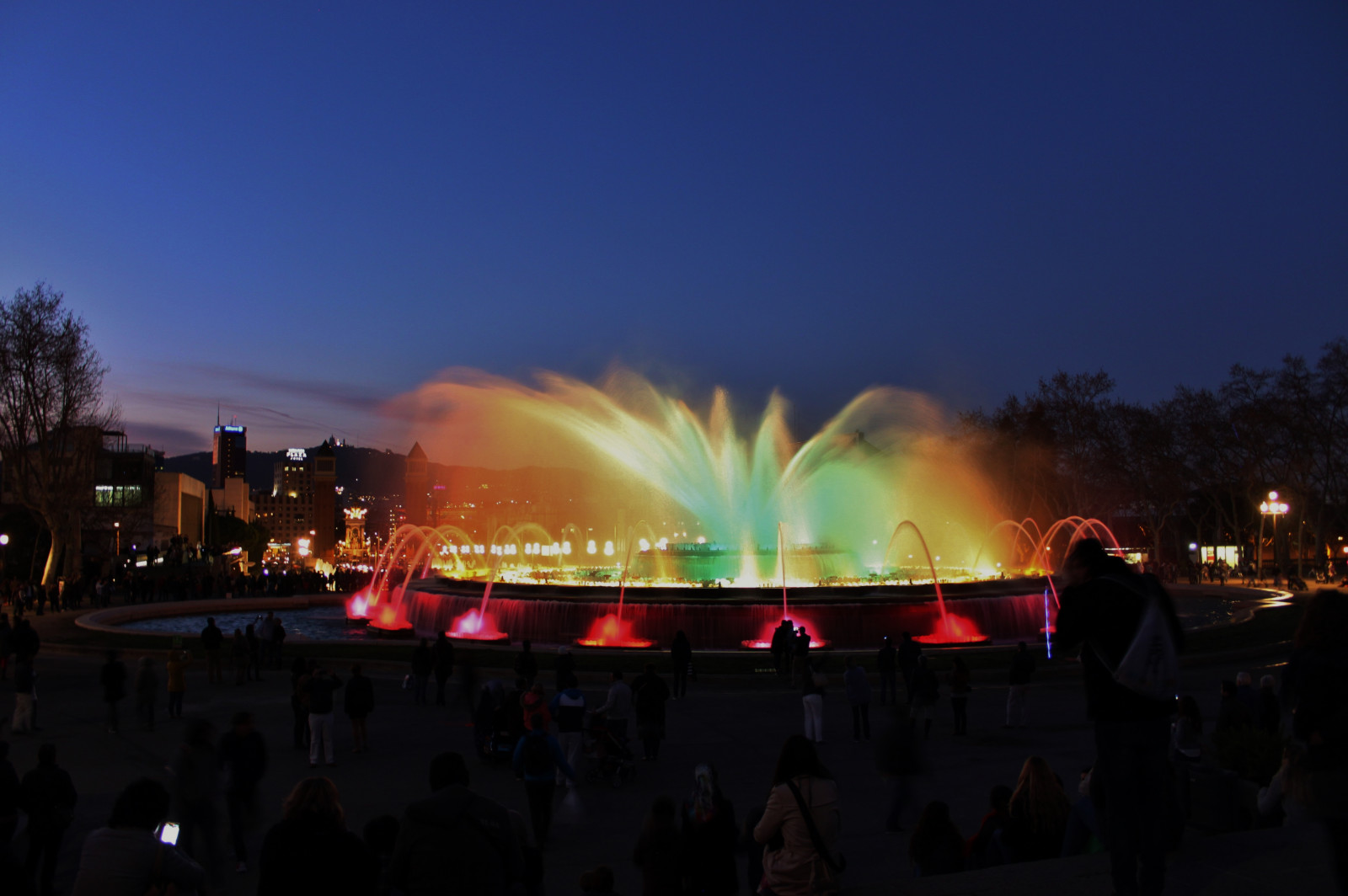 světla, západ slunce, město, noc, voda, nebe, stín, večer, kouzlo, Španělsko, svět, Barcelona, kašna, hrát si, struktura, zábava, světlo, Krásná, strom, centrum, cestovat, festival, noční obloha, osvětlení, zábava, cestování, fáze, úžasný, dav, rekreace, Spagna, beautifullight, turistická atrakce, Atmosféra Země, vodní prvek, sunsetsky, jev, Barcellona, slavnost, Themagicfountain, Kouzelné světla, Lafuentemagica, Lehký