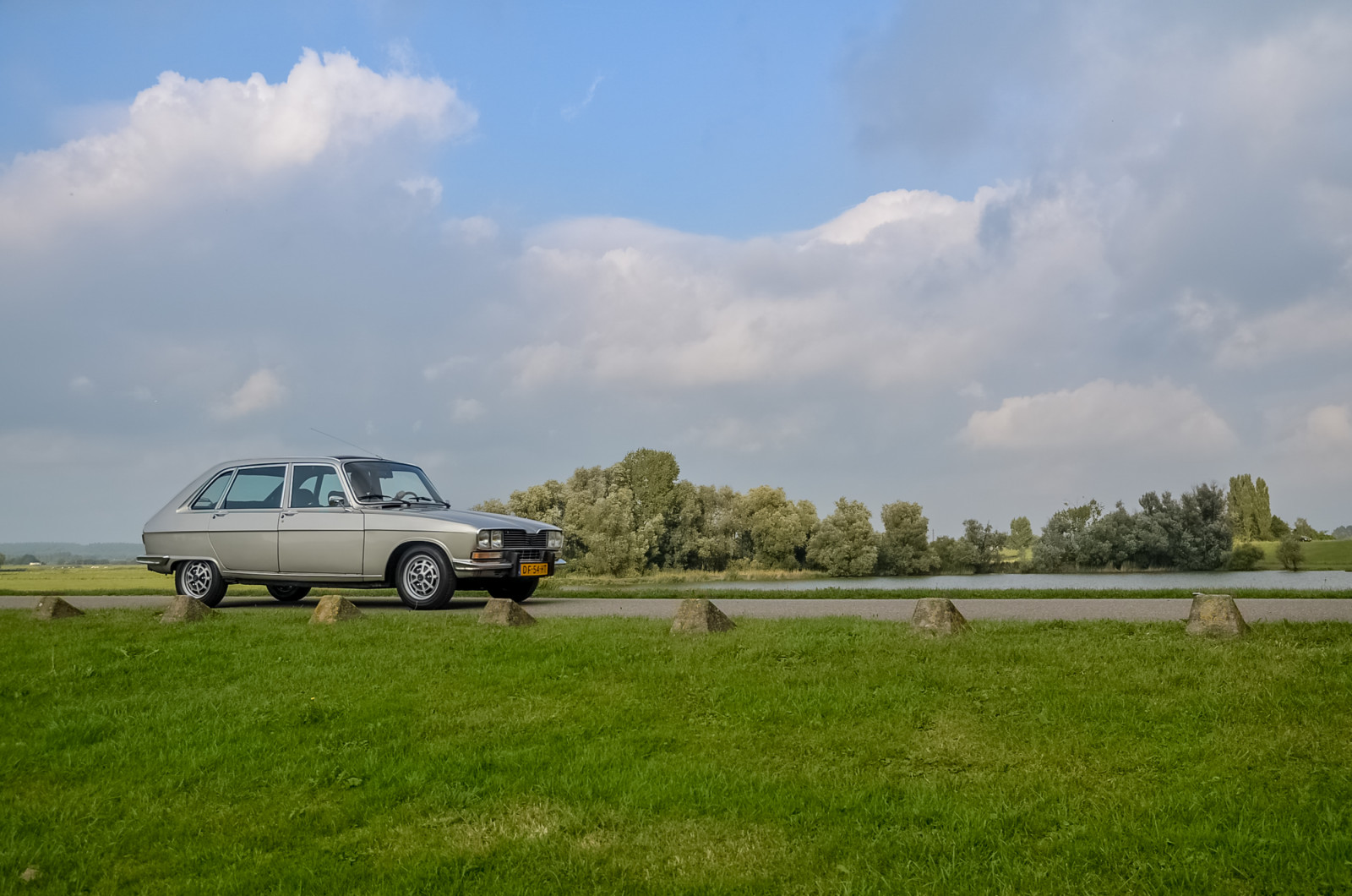 auto, neba, cestné, motorové vozidlo, lučina, drevina, lúka, vozidlo, tráva, rastlina, strom, automobilového dizajnu, rodinný automobil, kopec, mrak, prostý, krajina, vidiek, prérie, Ekoregión, lúka, cestný výlet, automobilový exteriér, pasienok, limuzína, kompaktný automobil, step, mestské auto