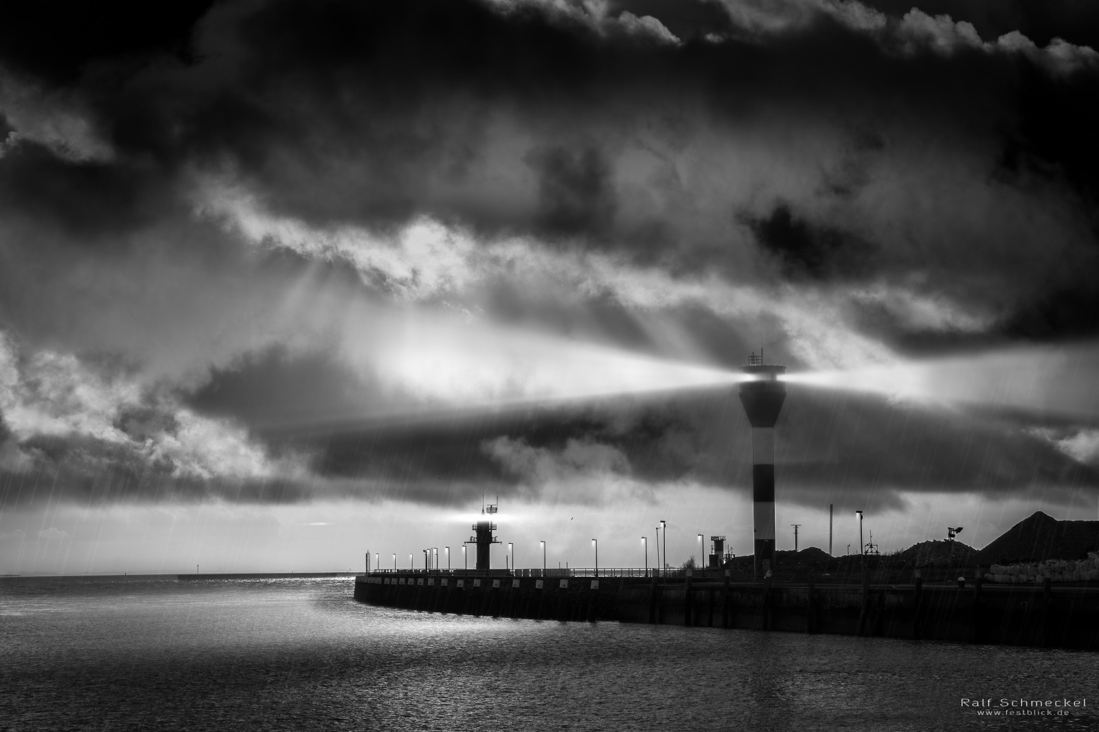 slunečnímu záření, krajina, černobílý, západ slunce, moře, voda, odraz, nebe, fotografování, mraky, uklidnit, bouřka, večer, řeka, maják, slunce, horizont, atmosféra, soumrak, Labe, Černý a bílý, mrak, strom, svítání, tělesné, přístav, tma, během dne, schwarzweis, počítač tapeta, Černý a bílý, monochromatické fotografování, meteorologický jev, jev, fixed link