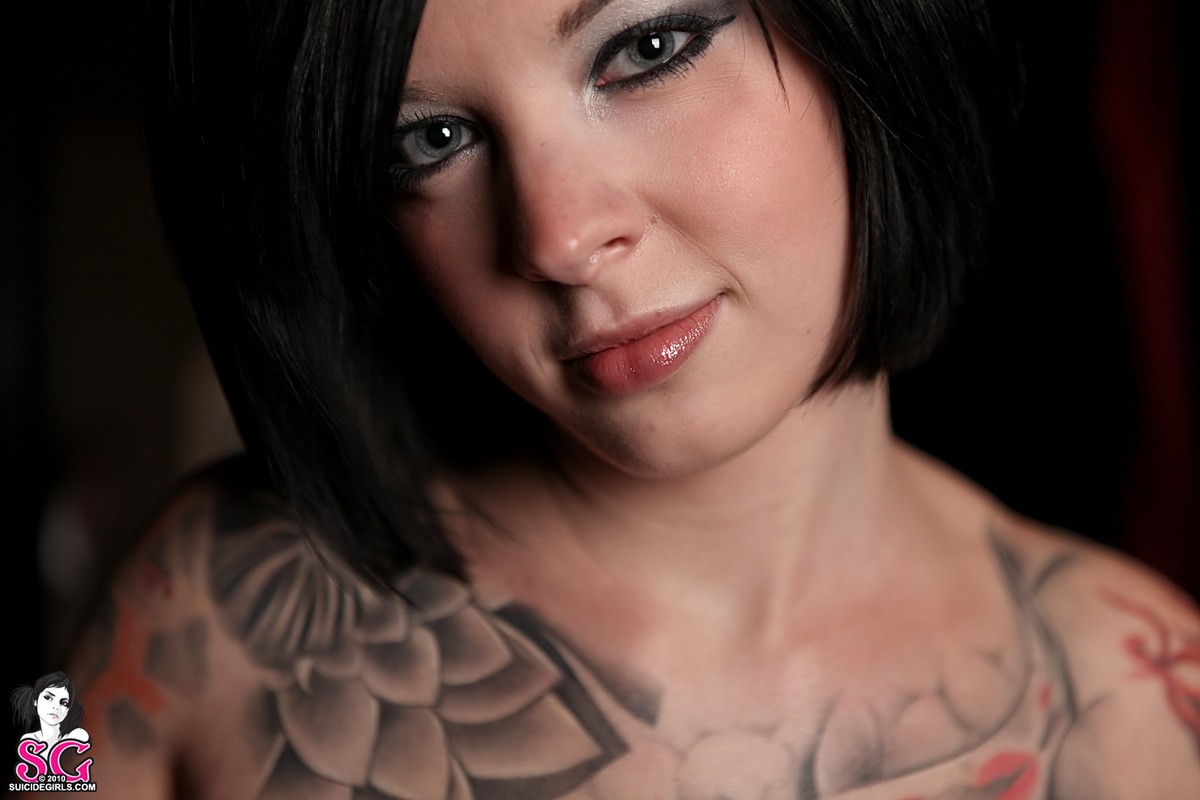 Gesicht, Modell-, Porträt, Tätowierung, schwarzes Haar, Mund, Selbstmord-Mädchen, Person, Haut, Kopf, Buffy Selbstmord, Mädchen, Schönheit, Auge, Frau, Dame, Sinn, Brust, Kunstmodell, menschlicher Körper, Organ