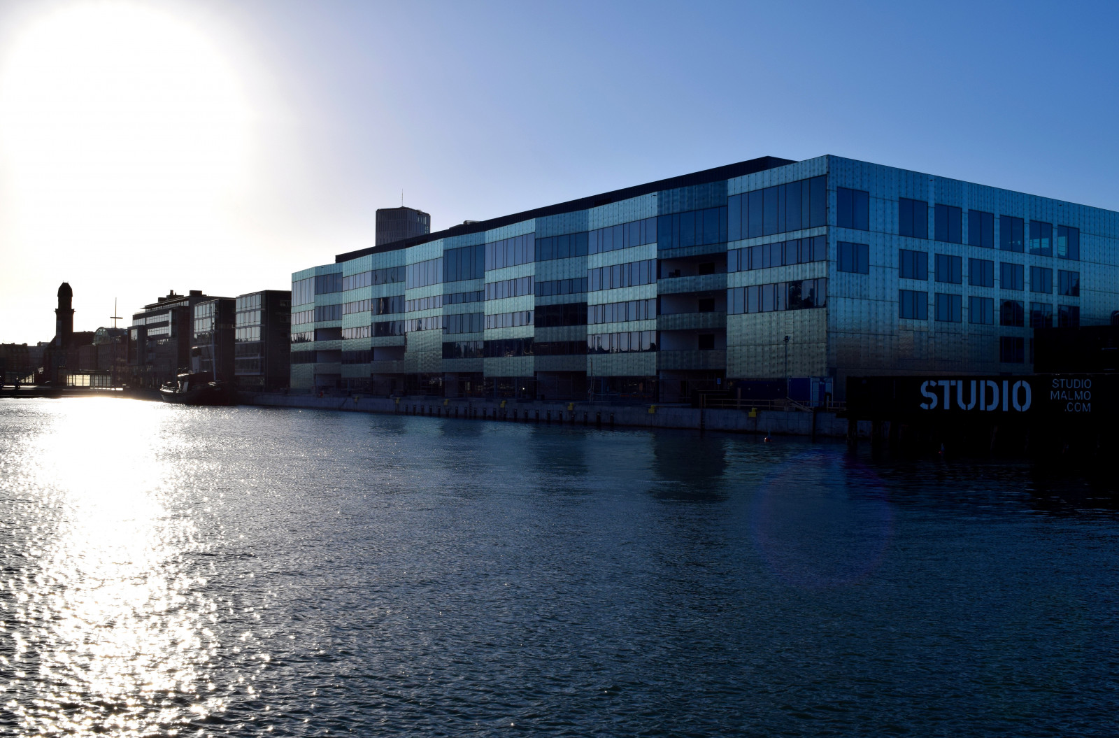 città, paesaggio urbano, architettura, acqua, riflessione, cielo, orizzonte, blu, sera, scuola, orizzonte, Svezia, bacino, crepuscolo, Malmo, HJA lmarekajen, corso d'acqua, palazzone