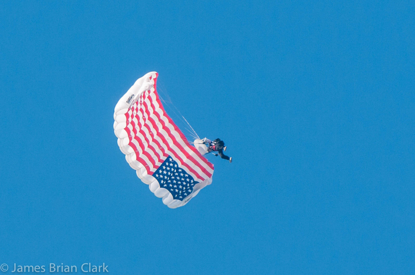 over, blå, himmel, mennesker, mand, efterår, op, sport, skyer, fare, faldskærmsudspring, sjovt, Person, frihed, Flyve, høj, hoppe, hoppe, risiko, luft, ekstrem, Flyvningen, vinge, Gratis, terminal, antenne, eventyr, jumper, rotation, fritid, hobbyer, aktivitet, glide, hastighed, luftbårne, faldskærmsudspring, dreje, højde, skydiver, sportsmand, Bore, aktiv, buksedragt, faldskærm, mod, erhverv, dygtighed, faldskærmssoldat, adrenalin, faldskærmssoldat