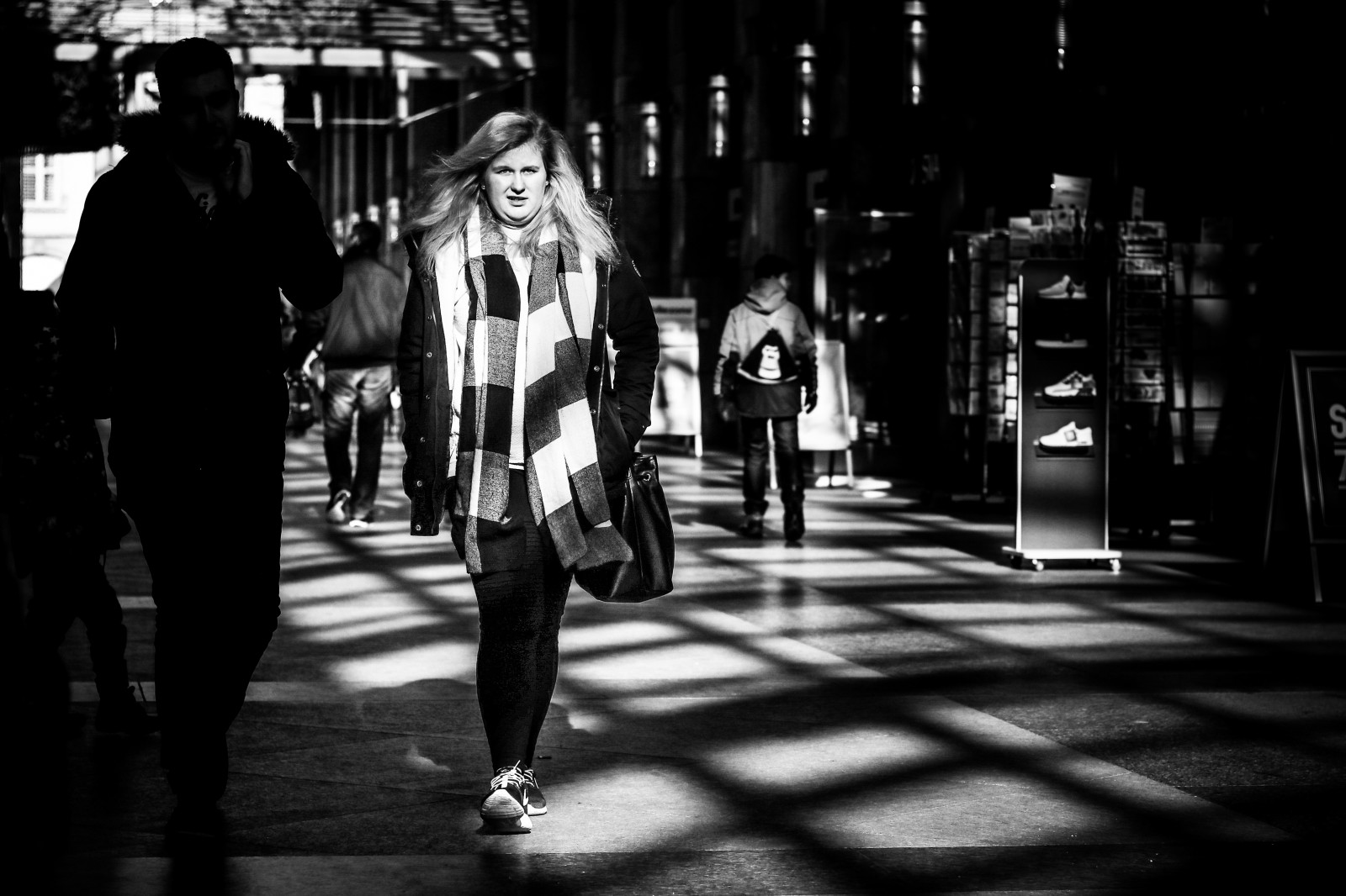 lidé, bílý, Černá, černobílý, město, ulice, noc, stín, silnice, fotografování, vzor, stojící, chůze, půlnoc, infrastruktura, pěší, světlo, dívka, Černá bílá, člověk, styl, fotografie, tma, momentka, urban area, Černý a bílý, monochromatické fotografování, Film noir