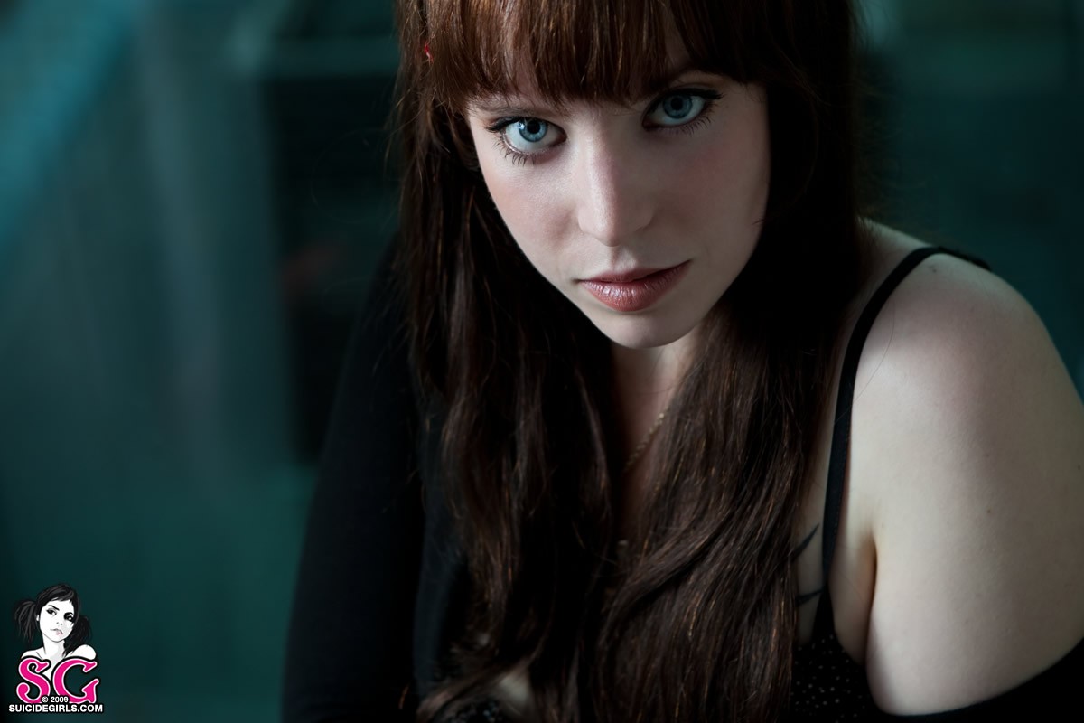 gezicht, vrouw, model-, portret, lang haar, bril, pornstar, kijken naar kijker, fotografie, zwart haar, mode, haar-, neus-, Suicide Girls, Persoon, huid, hoofd, meisje, schoonheid, oog, dame, kapsel, portretfotografie, fotoshoot, bruin haar, oogzorg, orgaan