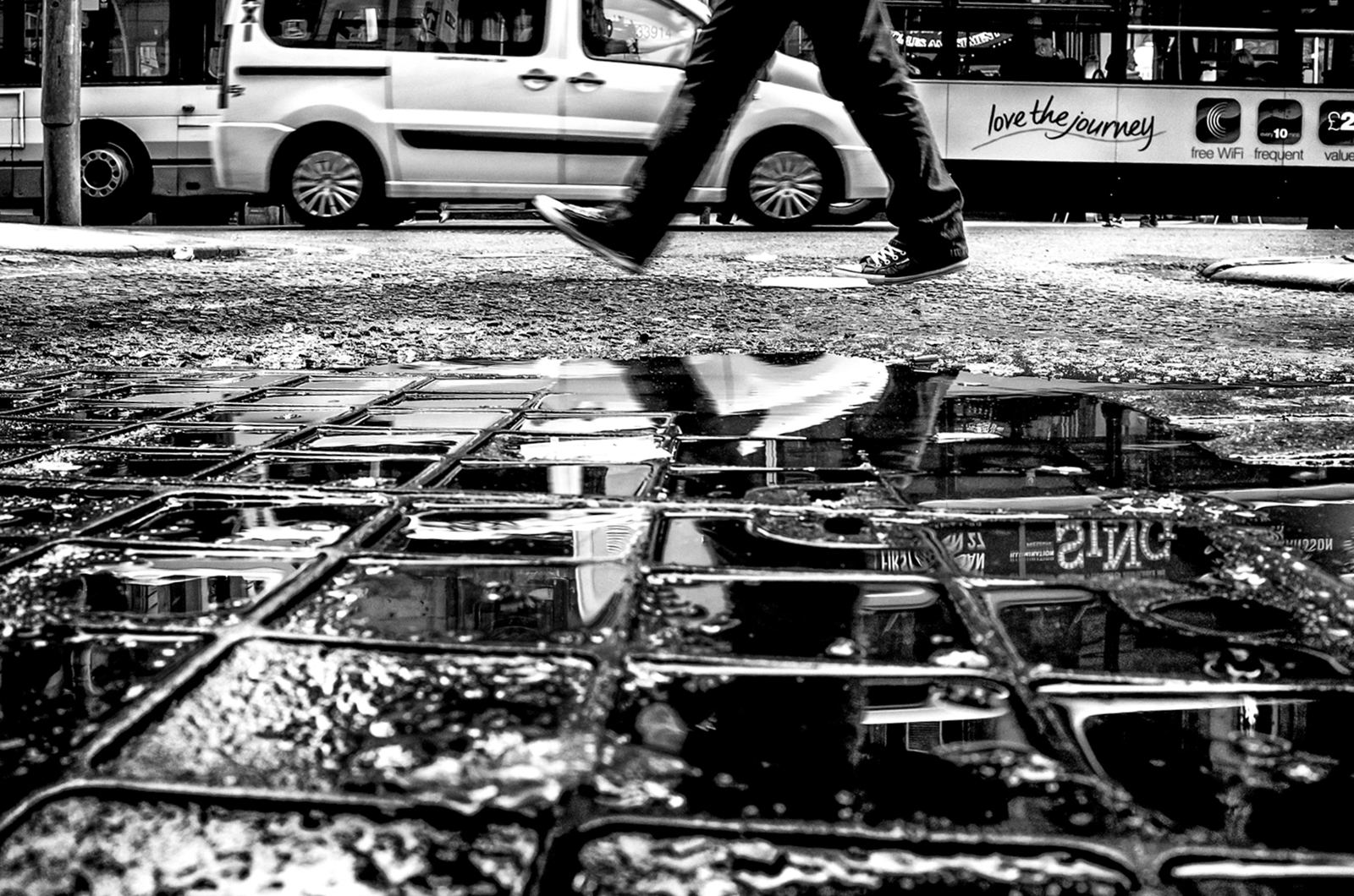 bianco e nero, bw, Immagine, StreetShot, streetphotography, Candido, persone, fotografia, monocromo, urbano, cittadina, città, lowpov, lowpointofview, riflessi, acqua, pozzanghere, piedi, grintoso, zonefocus, zonefocusing, snapfocus, Ricoh, ricohgr, pointshoot, mistergc, schwarzweiss, strassenfotografie, Glasgow, Scozia, Gran Bretagna, Gran Bretagna, gb, Britannico, UK, Regno Unito, Europa
