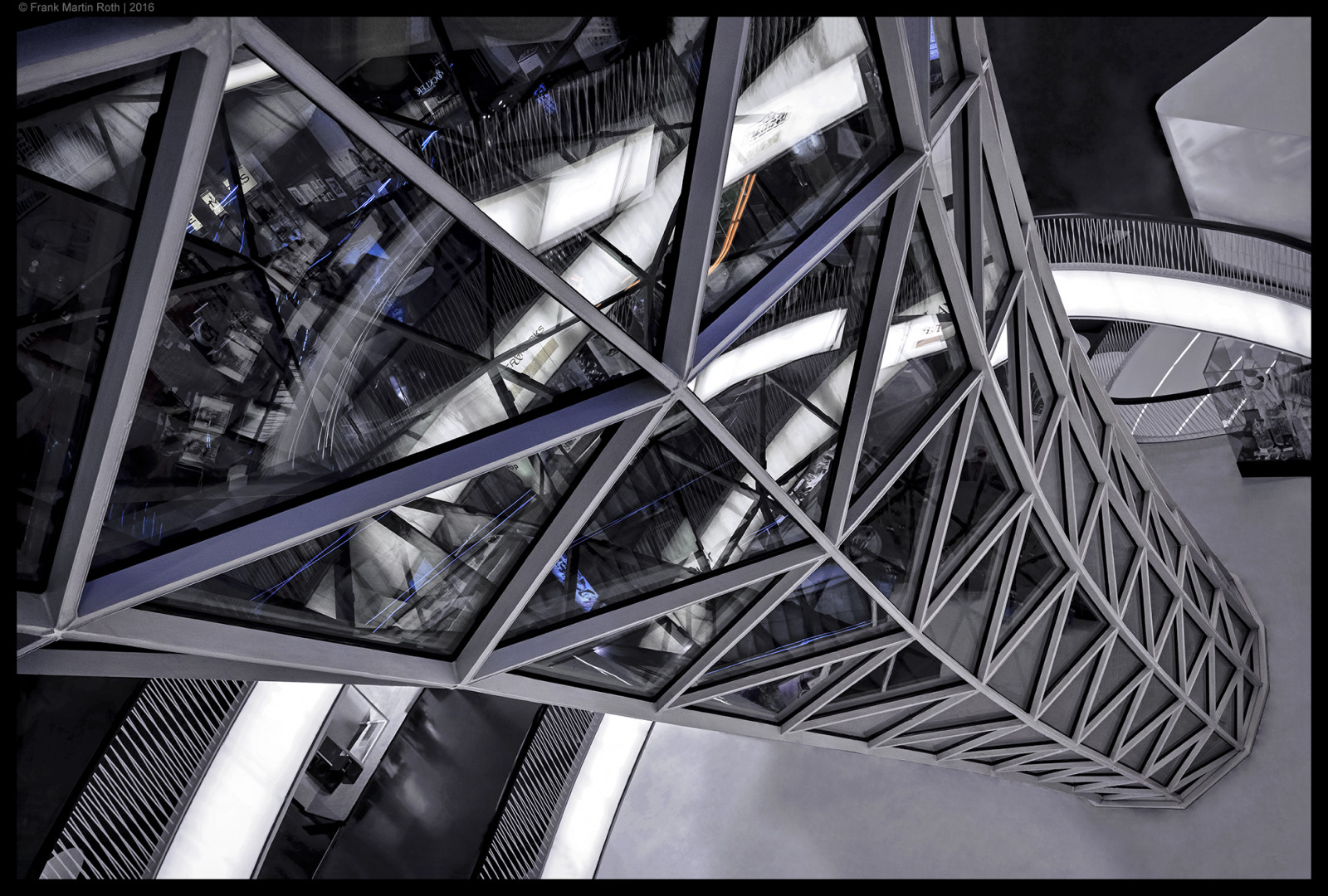 monokrom, by, nat, arkitektur, by-, bygning, symmetri, Frankfurt, Tyskland, stål, metal, Sony, 35MM, RX1R, struktur, vinkel, bred, bw, refleksioner, indendørs, linje, mørke, f20, Hessen, sort og hvid, monokrom fotografering, dagslys, sonnart235