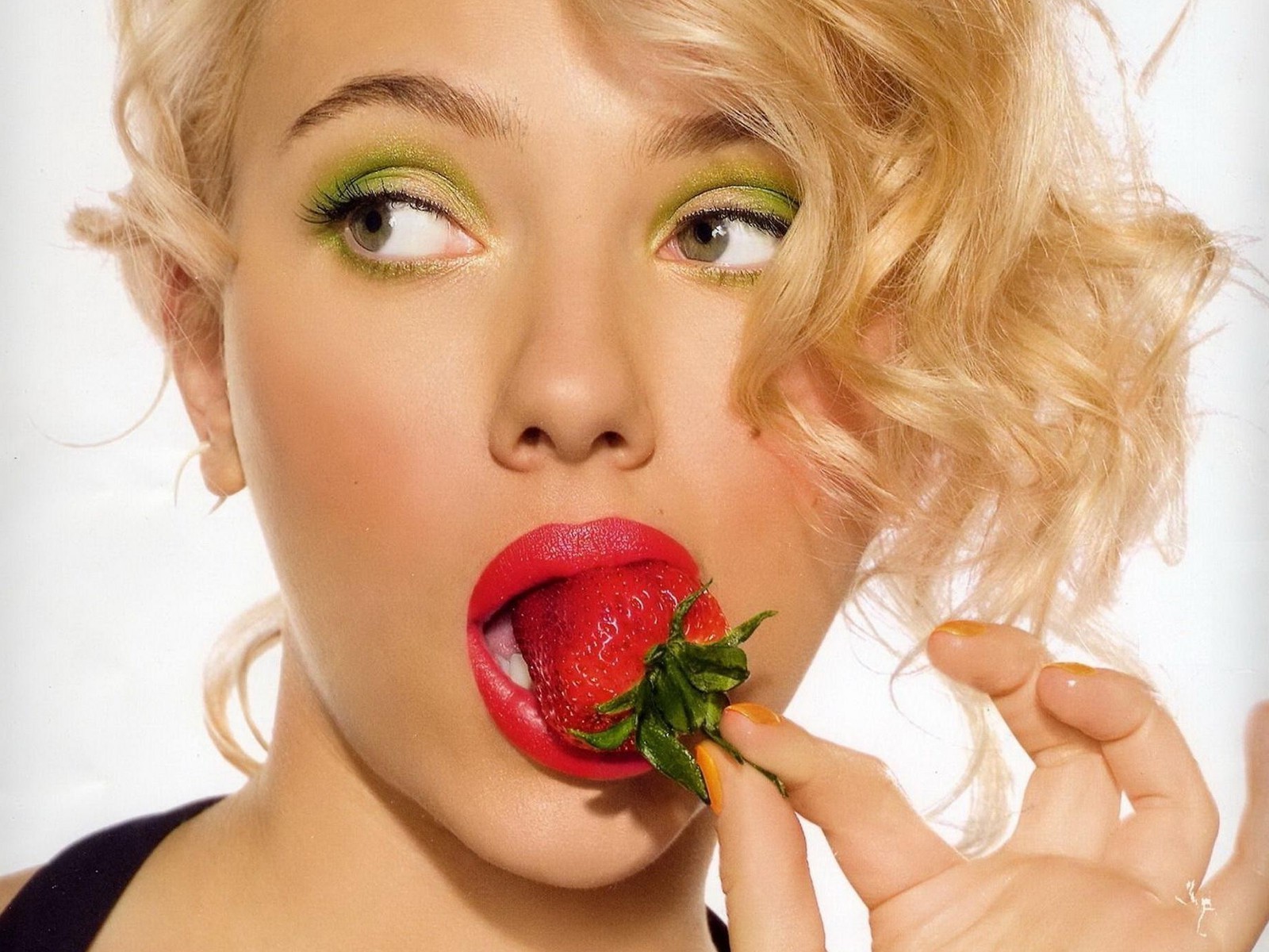 tvář, jídlo, ženy, Červené, vlasy, pusa, nos, Scarlett Johanssonová, jíst, Osoba, kůže, hlava, krása, oko, ruka, prst, smysl, ret, blond, účes, 1600x1200 px, sladkost, vyrobit, Lidské tělo, orgán, zblízka, interakce, lidská činnost