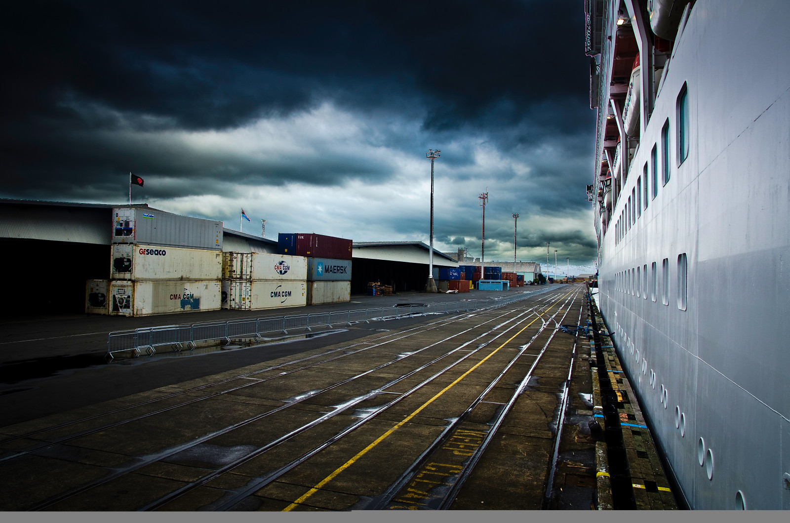 nave, barca, paesaggio urbano, notte, cielo, veicolo, strada, sera, stadio, trasporto, struttura, elettricità, infrastruttura, leggero, nube, porta, oscurità, industria, area urbana, atmosfera della terra