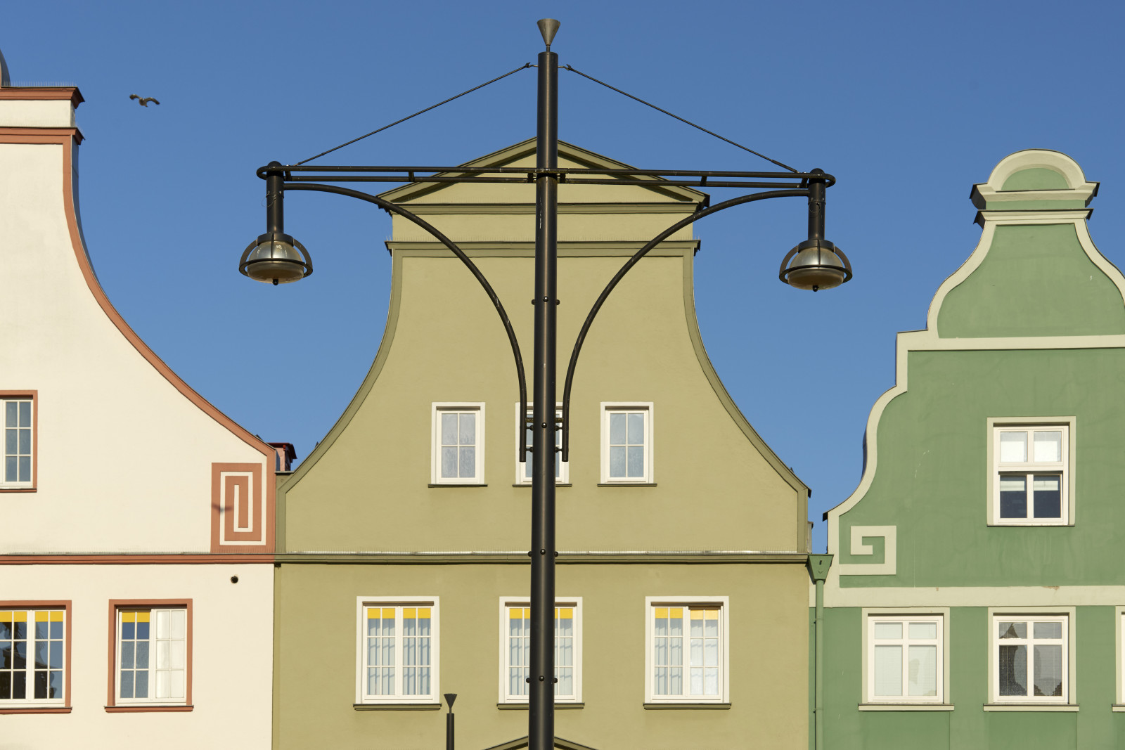 vindue, arkitektur, bygning, himmel, symmetri, hus, bue, ejendom, huse, Rostock, tag, farver, hjem, facade, lysarmatur, elevation