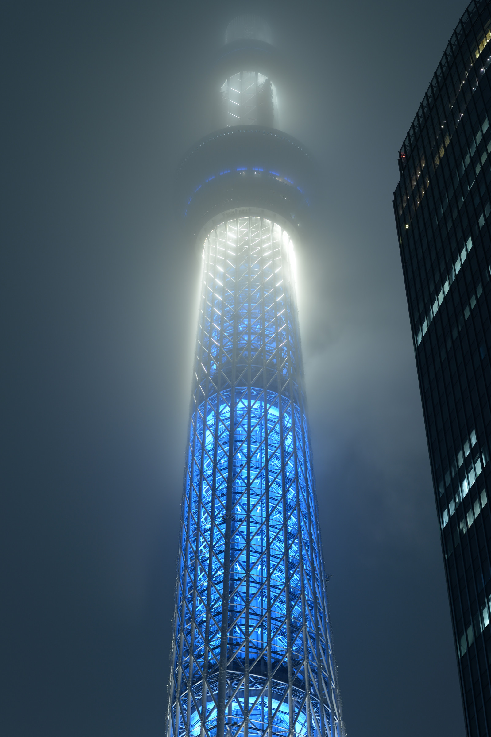 Japonsko, panoráma města, noc, architektura, odraz, symetrie, mrakodrap, modrý, věž, Nikon, metropole, Tokio, jp, Skytree, světlo, NIKKOR, osvětlené, osvětlení, osvětlení, čára, iki, mezník, Tokyo Sky Tree, df, afs58mmf14g, afsnikkor58mmf14g, Metropolitní oblast, panelový dům, svítidlo