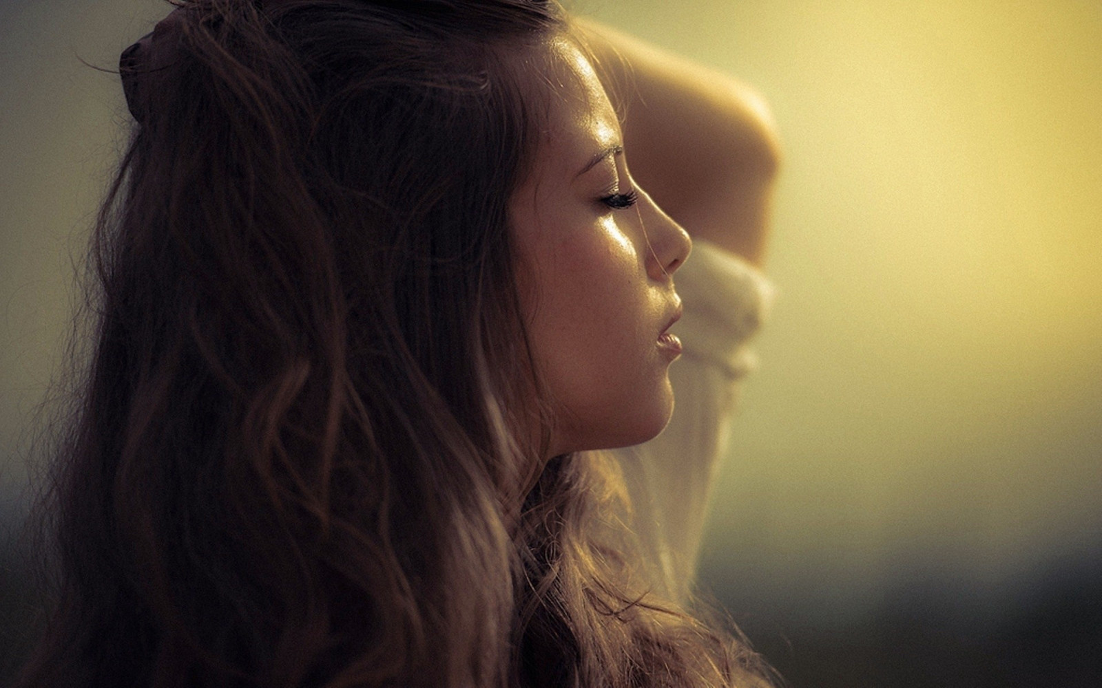 Gesicht, Sonnenlicht, Frau, Modell-, Porträt, lange Haare, geschlossene Augen, Brünette, Brille, welliges Haar, Fotografie, Profil, Haar, Nase, Emotion, Person, Haut, Kopf, Farbe, Mädchen, Schönheit, Lächeln, Auge, Frau, Hand, Frisur, Portraitfotografie, Fotoshooting, braune Haare, Gesichtsausdruck, Organ, Nahansicht, Interaktion