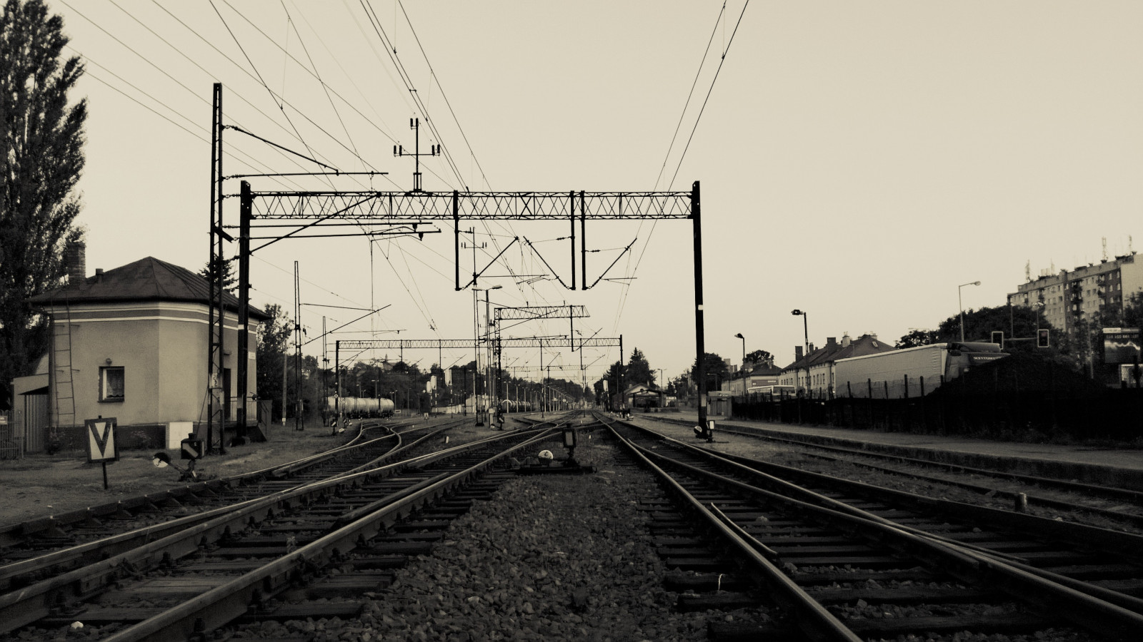 landskab, monokrom, by, by-, bygning, køretøj, tog, jernbane, togstation, transportere, lokomotiv, elektricitet, form, linje, spore, 3552x2000 px, sort og hvid, monokrom fotografering, jernbanetransport, rullende materiel