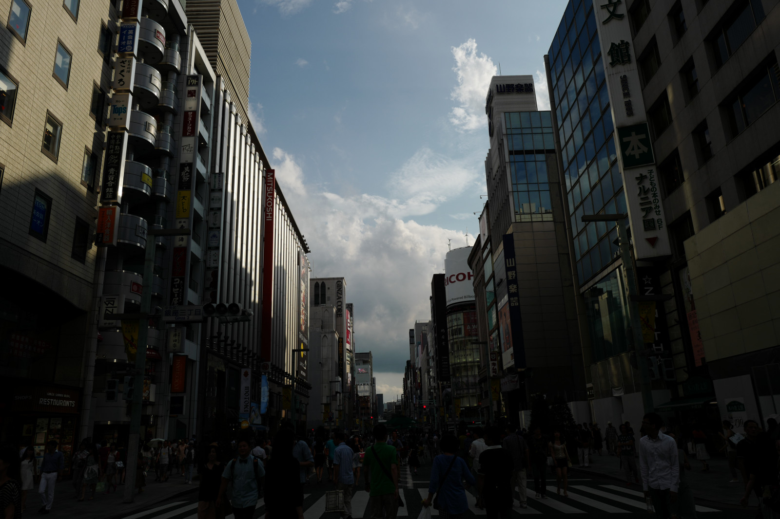 Japonsko, město, ulice, panoráma města, silnice, mrakodrap, večer, Leica, metropole, Tokio, infrastruktura, jp, pěší, mrak, centrum, zakalený, Ginza, summilux, leicaq, summilux1728, q, 1728, pruh, urban area, Metropolitní oblast, lidské osídlení, sousedství