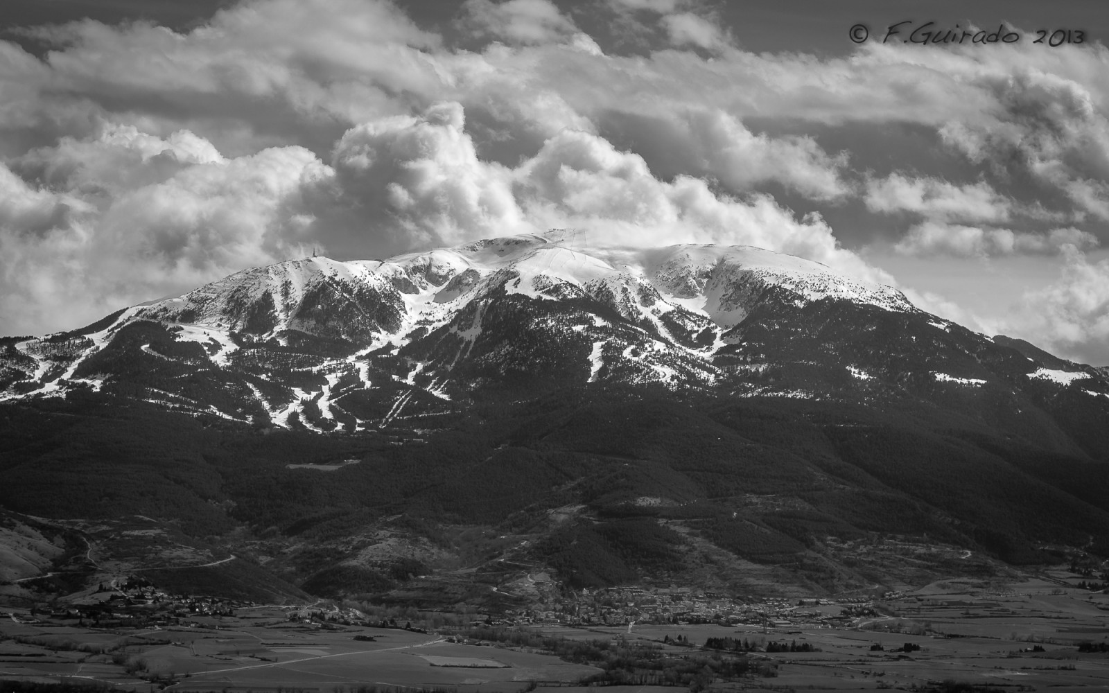 krajina, černobílý, kopec, Skála, Příroda, sníh, fotografování, mraky, údolí, 2013, plošina, Černý a bílý, mrak, 24105, hora, počasí, Páni, tělesné, Černá bílá, paisaje, mraky, blancoynegro, 24105 mm, marzo, nube, canon40d, valle, atmosférický jev, Černý a bílý, monochromatické fotografování, horských reliéf, landform, geografický rys, geologický fenomén, pohoří, klesl, Puigcerda