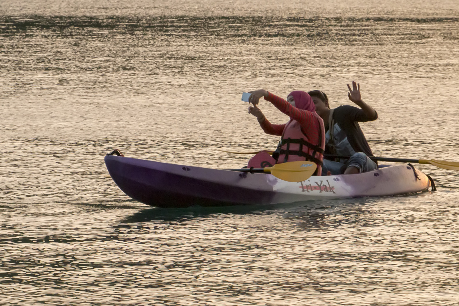 persone, nave, barca, tramonto, mare, natura, minimalismo, cielo, veicolo, oro, yacht, Tailandia, motoscafo, pagaia, d'oro, all'aperto, oceano, kayak, canoa, moto d'acqua, canoa, Phuket, phuketian, vela, Naiharn, phuketphotographernet, forumlinvoyagecom, httpforumlinvoyagecom, Yanui, canottaggio, moto d'acqua a remi, kayak da mare, attrezzatura sportiva