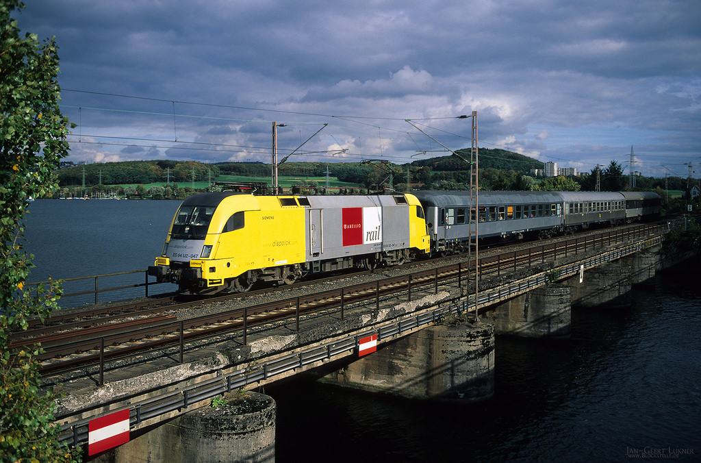 afspejling, himmel, køretøj, tog, jernbane, aften, Tyskland, bro, togstation, flod, transportere, lokomotiv, rapid transit, træ, jernbane, plante, de, deutschland, spore, lok, Nordrheinwestfalen, bahn, hovedstadsområde, transportform, offentlig transport, jernbanetransport, rullende materiel, jernbanen bil, zug, elforsyning, z ge, Eisenbahn, astation, Alland, cordnungsnummer, dfahrzeugtyp, eevubzwfahrzeughalter, ffarbgebung, nnummerartdeszuges, ssonstigestichw rter, fuld HD, elektrisk lokomotiv, aldeutschland, ao5bahnbauwerke, bdeutschebaureihe, jaufnahmedatuminjjjjmmtt, swolkenstimmung, awetter, Ao5ruhrbr cke, B182, c047, dsiemenstauruses64u2, edispolok, fgelbsilberabellio, j20061021, nabellio99618, wetterruhr