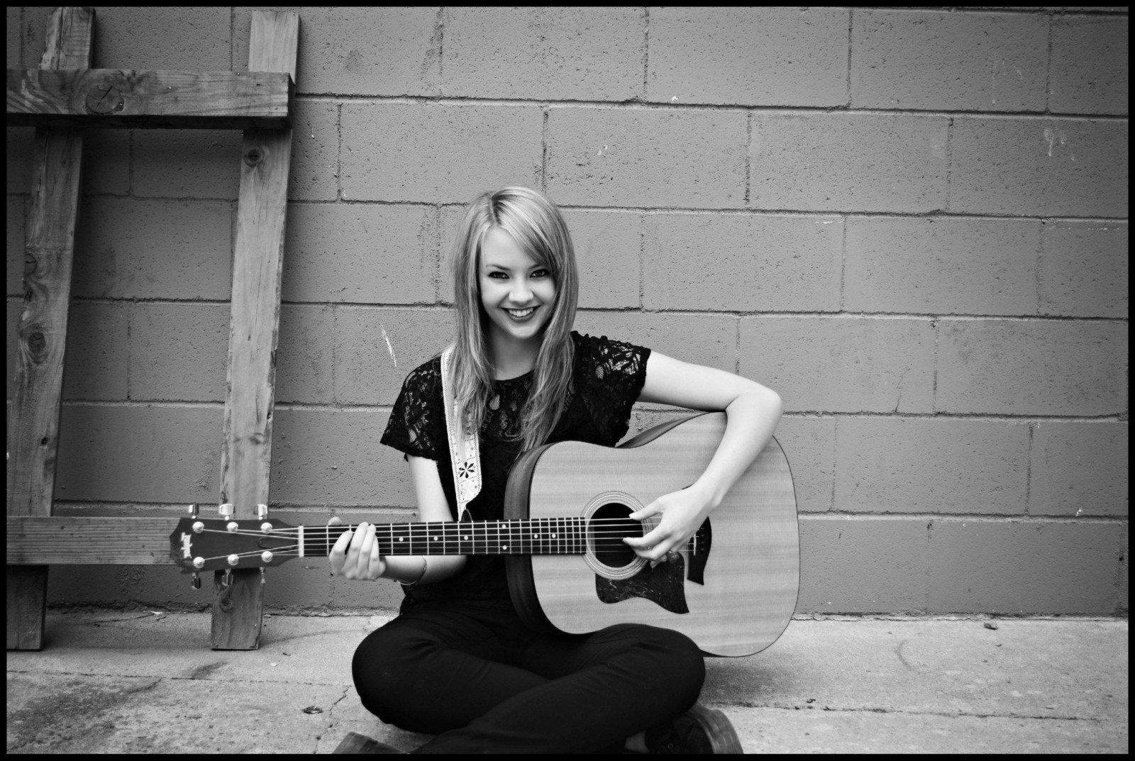 bílý, Černá, černobílý, model, portrét, kytara, sedící, fotografování, kytarista, Laura Brehm, krása, dáma, fotografie, Černý a bílý, monochromatické fotografování, lidských pozice, portrétní fotografie, focení, Film noir, strunný nástroj, 2048x1374 px