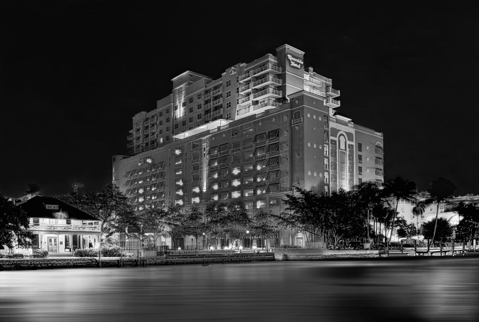 monokrom, by, bybilledet, nat, arkitektur, vand, by-, bygning, afspejling, himmel, skyline, skyskraber, aften, USA, metropol, metro, Florida, 2002, massefylde, downtown, hovedstadsområdet, kosmopolitisk, mørke, ejerlejlighed, milepæl, Lauderdalefortet, facade, ejendom, byområde, sort og hvid, monokrom fotografering, hovedstadsområde, boligområde, højhus, southflorida, sunshinestate, ftlauderdale, browardcounty, centralbusinessdistrict, commercialproperty, theriversidehotelsexecutivetower, 620elasolasblvd, postmodernisme, height14459ft, newriver, veniceofamerica