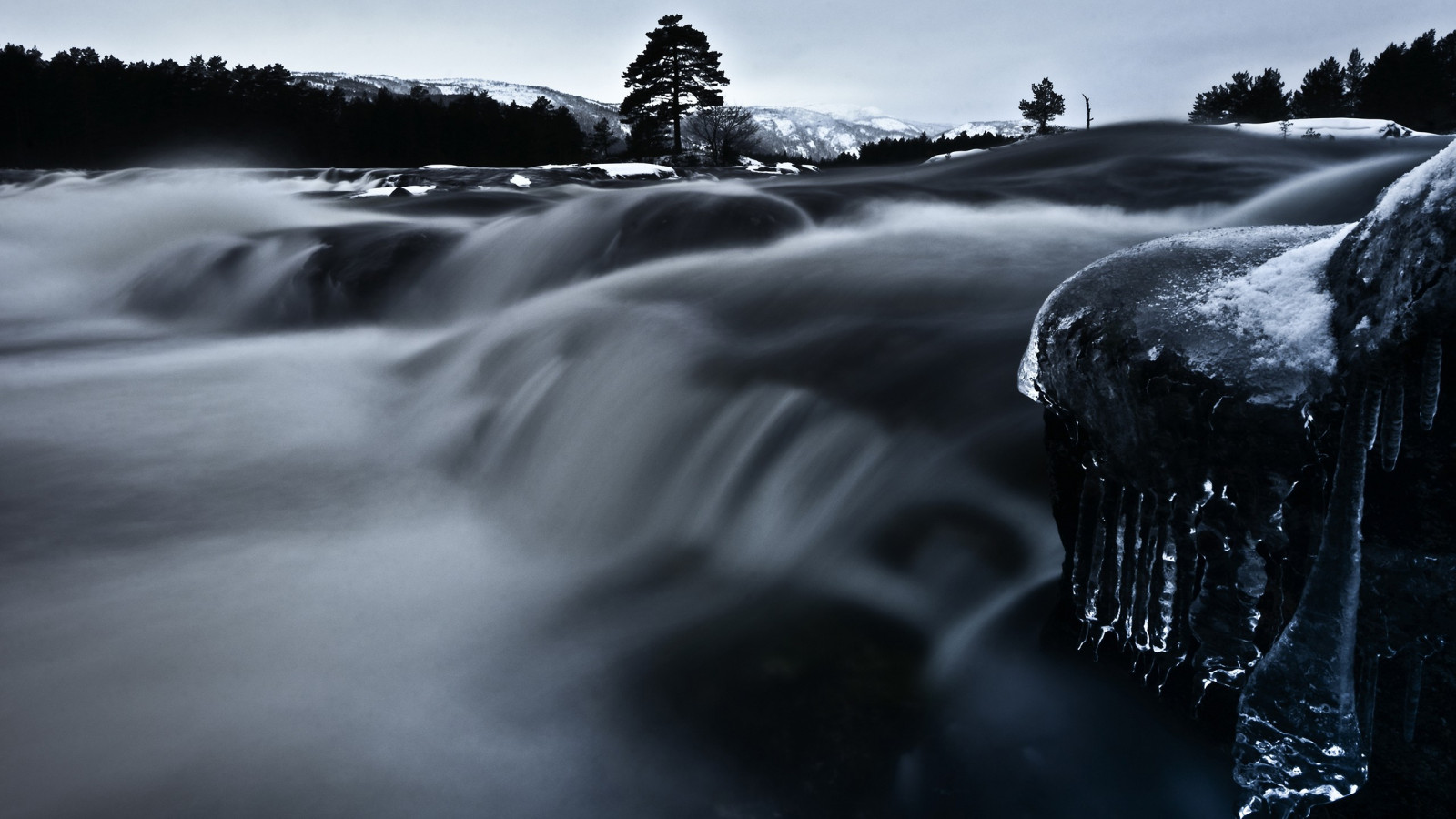 Landschaft, Wasserfall, einfarbig, Wasser, Natur, Betrachtung, Schnee, Winter, Eis, Morgen, Nebel, Fluss, Strom, Einfrieren, Wetter, Jahreszeit, Welle, Schnell, 2560x1440 px, Atmosphärisches Phänomen, Schwarz und weiß, Monochrome fotografie, Gewässer, Windwelle, Wasser-Funktion