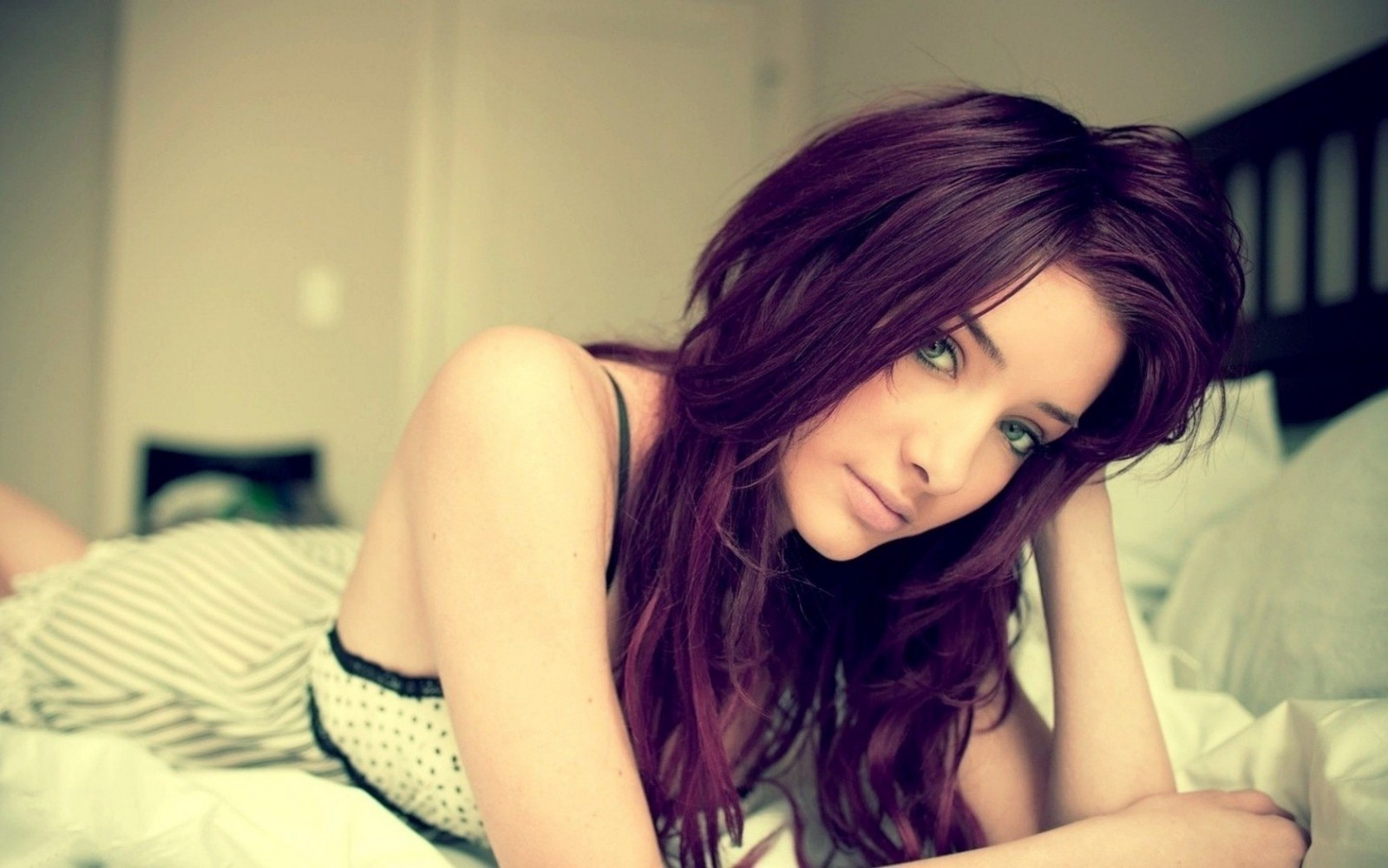 lidé, model, portrét, dlouhé vlasy, brýle, fotografování, černé vlasy, vlasy, pusa, emoce, Osoba, kůže, oblečení, barva, dívka, krása, usměj se, oko, dáma, smysl, blond, účes, 1680x1050 px, portrétní fotografie, focení, hnědé vlasy, mimika, interakce