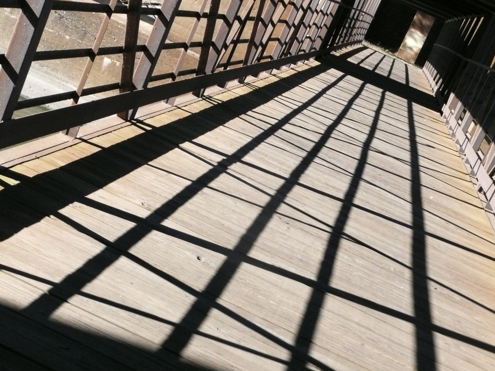 vindue, arkitektur, abstrakt, bygning, skygge, træ, bro, stål, geometri, linjer, struktur, vinkel, lys, skygger, dæk, jern, materiale, etage, tag, linje, hårdttræ, facade, udendørs struktur, gulve, dagslys, railroadbridge, foxriver, genevail