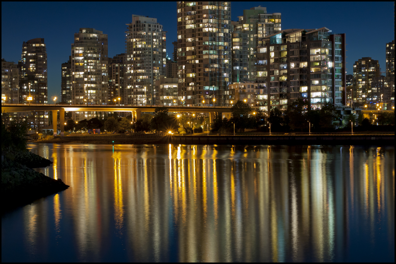 světla, město, panoráma města, noc, voda, odraz, nebe, panoráma, mrakodrap, modrý, večer, horizont, Kanada, soumrak, metropole, Vancouver, Soumrak, centrum, bluehour, oceán, odrazy, budovy, před naším letopočtem, mezník, 45mm, zd, věže, Britská Kolumbie, urban area, počítač tapeta, Metropolitní oblast, lidské osídlení, geografický rys, byty, olympusep1, highrises, False Creek, Yaletown, cambiestreetbridge, mzuikodigital45mmf18
