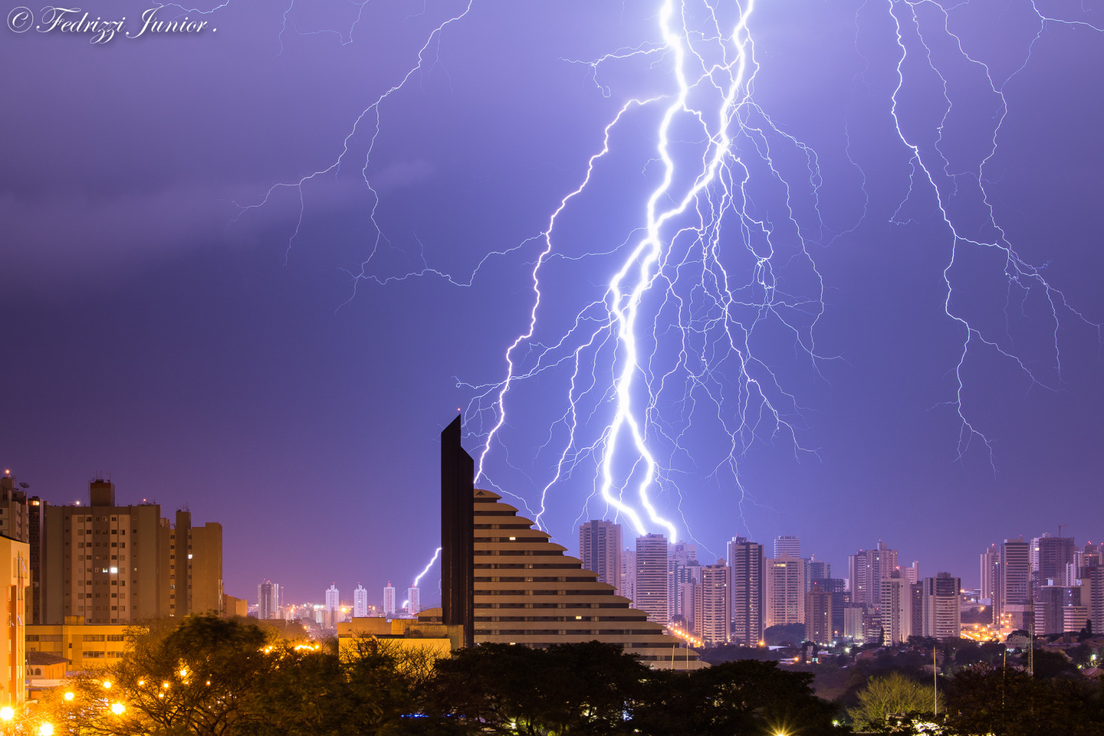 krajina, město, panoráma města, noc, nebe, Blesk, bouřka, hotel, panoráma, mrakodrap, modrý, večer, atmosféra, hrom, Brazílie, metropole, Brasil, elektřina, 2014, mrak, strom, centrum, bouřka, nejlepší, během dne, tempestade, juniorský, urban area, počítač tapeta, Metropolitní oblast, jev, Raio, Londrina, Fedrizzi, Concurso, Elat, Inpe, Vencedora