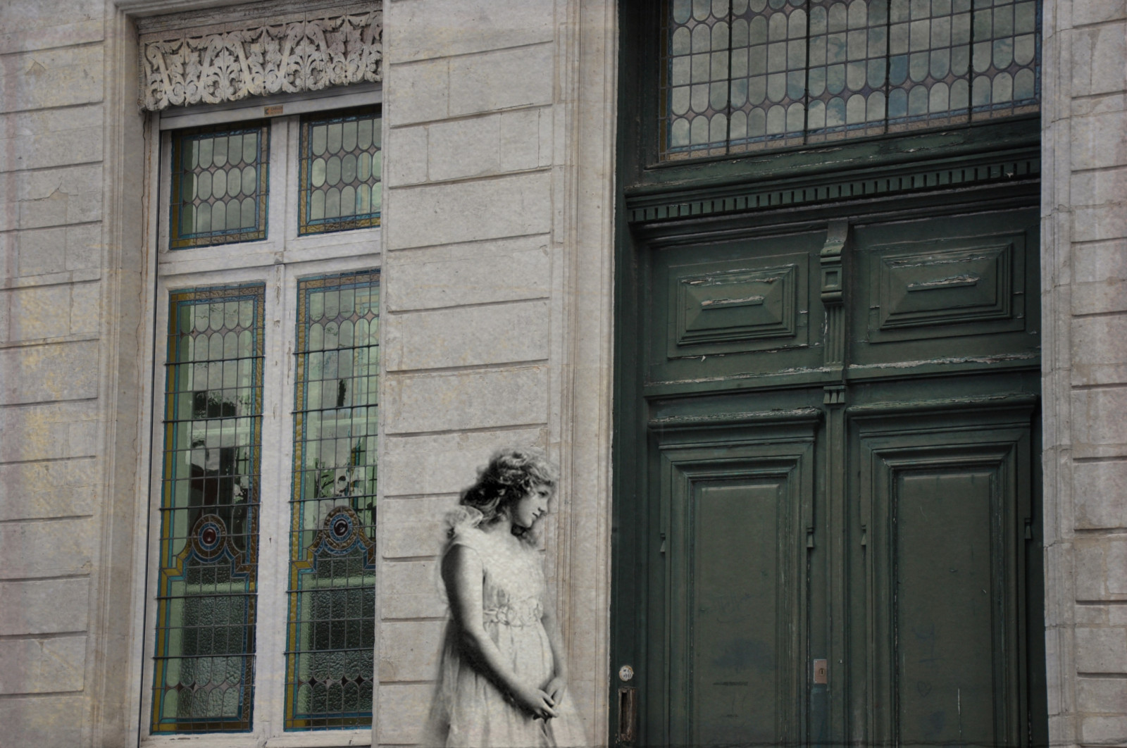 Photoshop, okno, ulice, architektura, budova, stěna, silnice, herečka, šaty, Dům, zelená, textura, atmosféra, dveře, Francie, vinobraní, texturou, čekání, infrastruktura, tóny, 2009, světlo, scéna, žena, odrazy, vrstvy, vzory, film, domů, náš čas, d90, nikond90, fasáda, kartpostal, změněn, joessistah, urban area, filmová hvězda, silentmoviestar, texturování, Lille, leadedwindow, marymilesminter, ornements, za dveřmi, milesminter