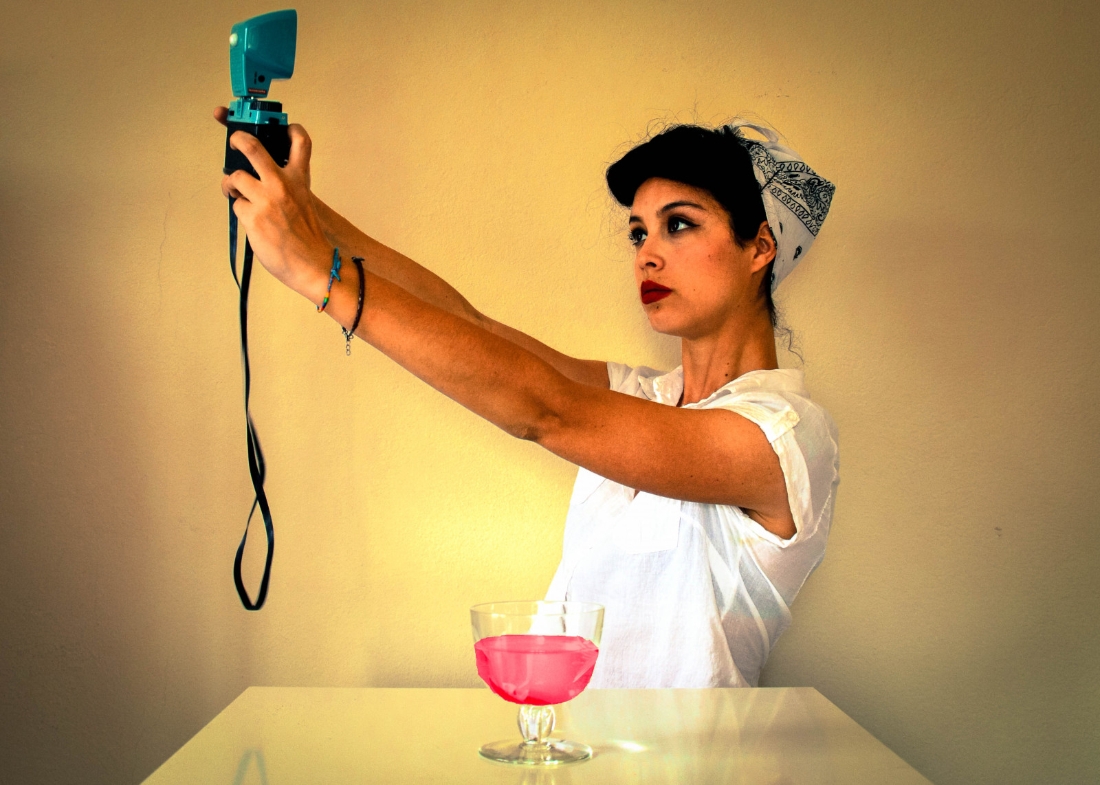 hvid, portræt, hænder, Italien, klippe, rød, fotografering, tabel, læbestift, drikke, Instagram, honning, hår, Glæde, tid, sommer, forår, Person, sang, Rulle, Diana, KUNST, Fremtid, farve, rejse, farver, skønhed, humør, Foto, kirsebær, festival, kvinde, hånd, parti, mig, sjovt, Følelse, helt vildt, selvportræt, rejse, projekt, pinup, Mig selv, rullende, Photo shoot, nogensinde, jamboree, summerjamboree, instagrammood