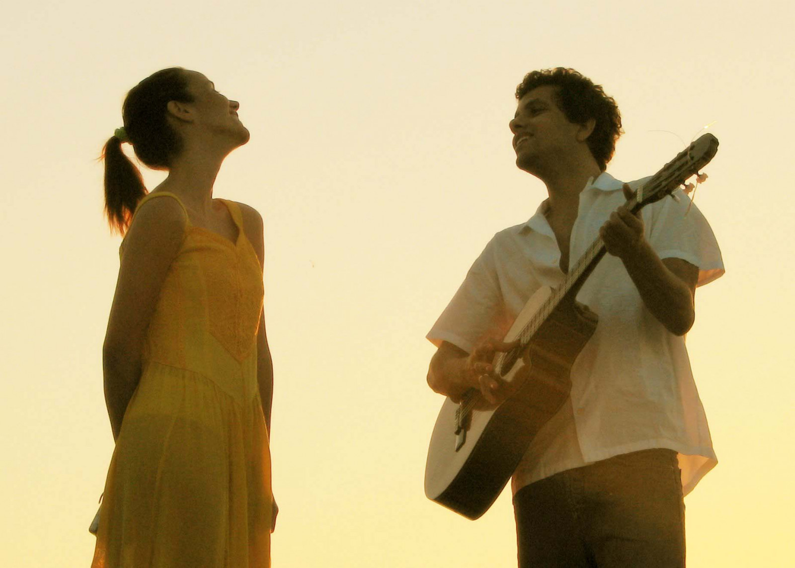 chrám, slunečnímu záření, barvitý, západ slunce, moře, milovat, kytara, pláž, usmívající se, slunce, Radost, pár, letní, Slunný, denní světlo, Brazílie, šťastný, romantický, světlo, Krásná, chlapec, rozkošný, skvělý, dívka, usměj se, oceán, žena, okouzlující, fotografie, úžasný, Báječné, divit se, půvabný, magický, moment, perfektní, fantastický, sunsetlight, vynikající, letního, Jižní Amerika, Rio de Janeiro, performance, slunečný den, Niteroi